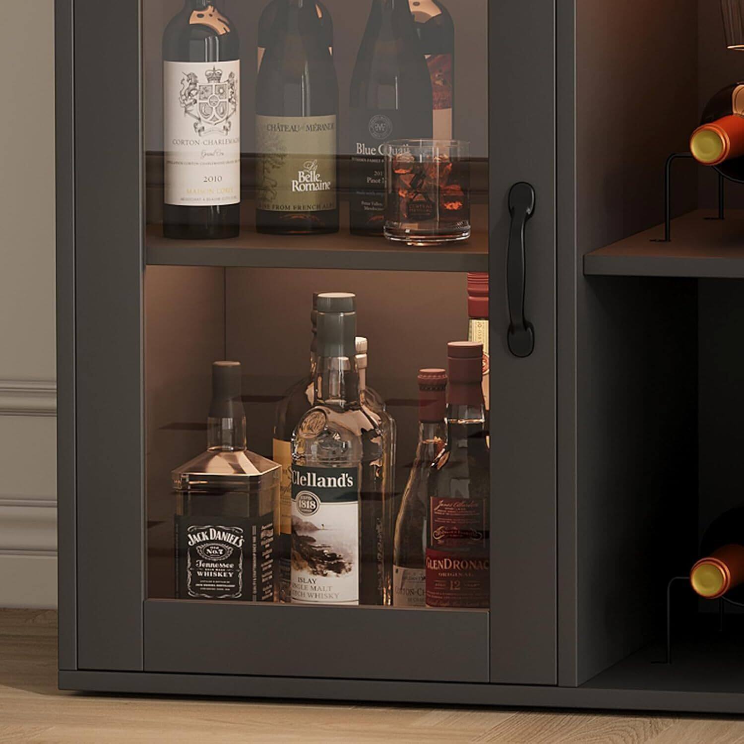 CORTON CHARLIER 2010  
CHATEAU MERNEVE  
Belle Romaine  
Blue Cuait  
Peot  
FROM PRENI  
JACK DANIELS  
Tennessee WHISKEY  
Clelland's  
1818  
LAY MALT  
CH WHISKY  
LEND RONAC 12