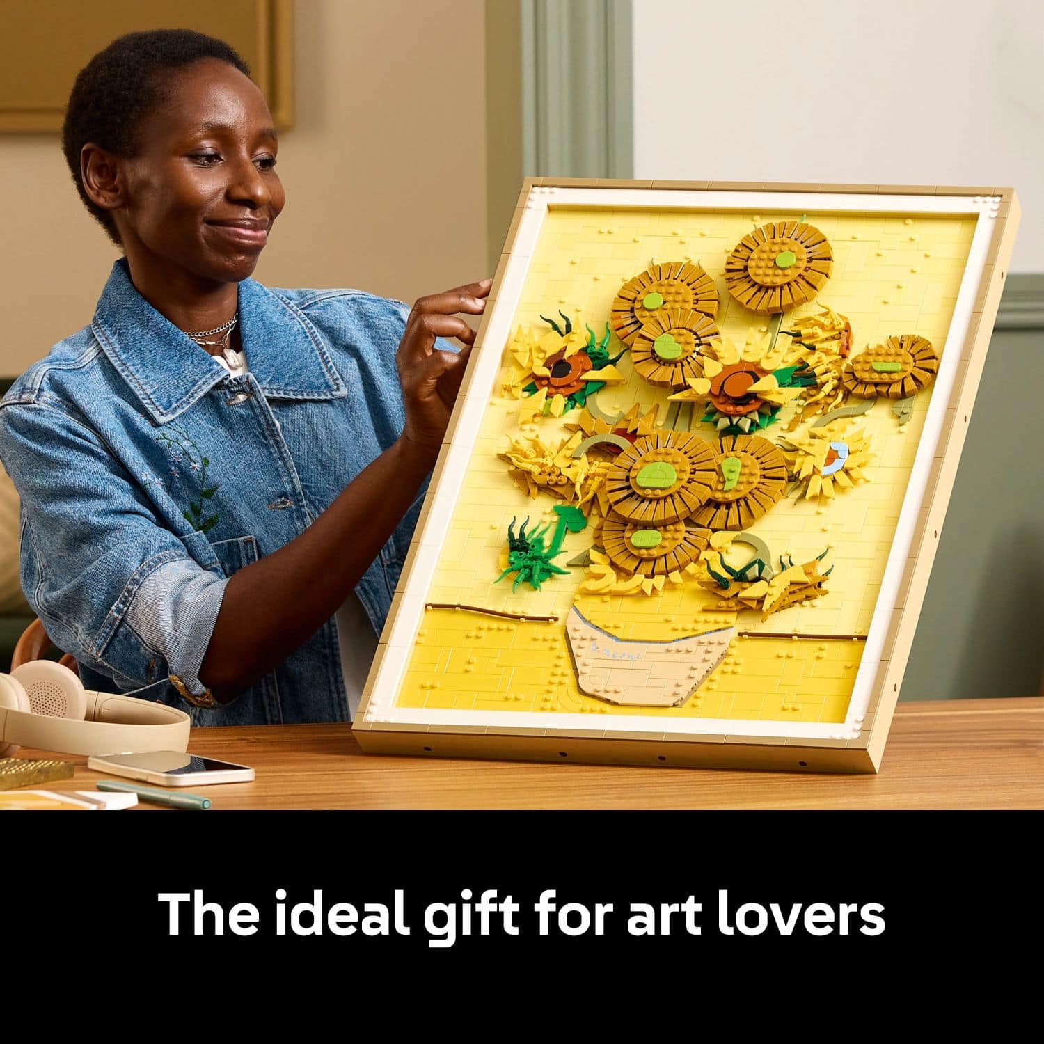 The ideal gift for art lovers is a handmade picture frame with a flower design.