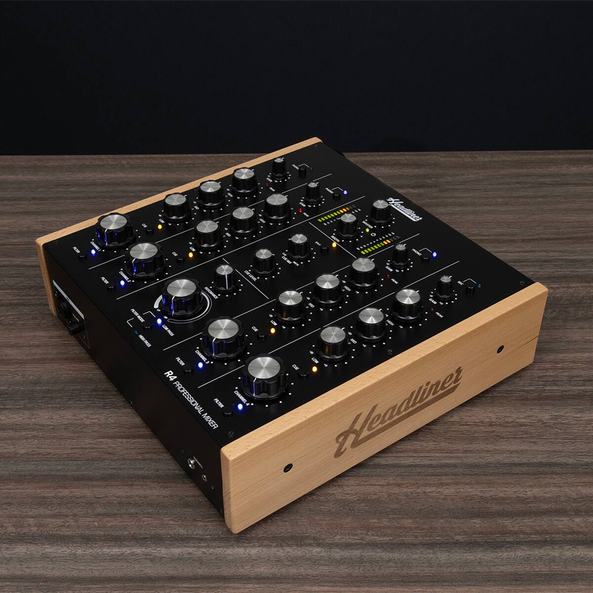 & I -ON - AAE I CHAMEL R4 PROFESSIONAL PLATINUM MIXER crune de & SPO Hatines th n Le - I - OR Headliner