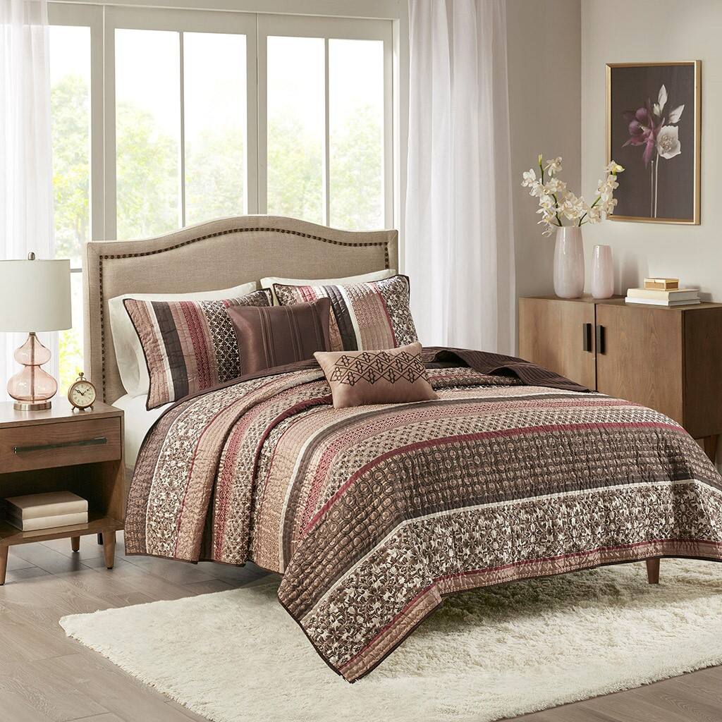 Alt View 1. Gracie Mills - Gracie Mills Irmgard 5-Piece Reversible Jacquard Quilt Set with Throw Pillows - Red.