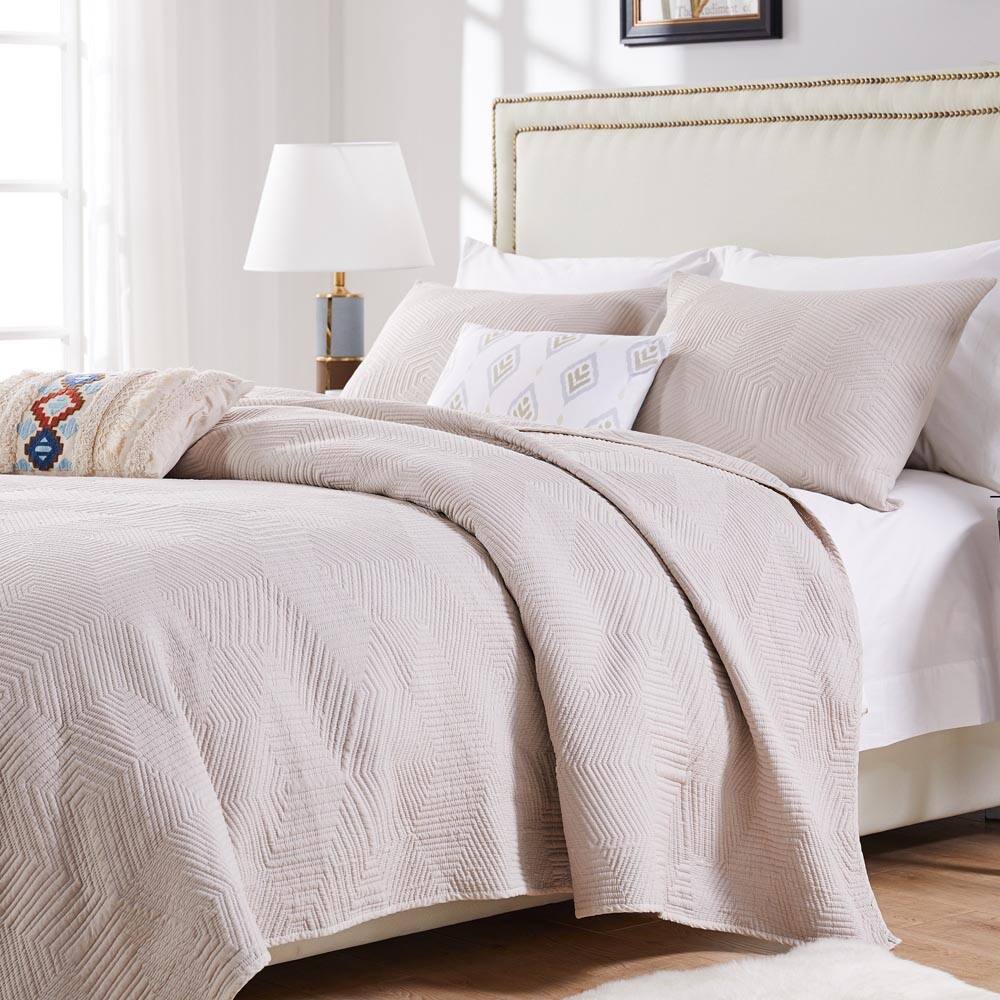 Angle. BreeBe - Parker Linen Quilt Set 3-Piece Full/Queen - Linen.