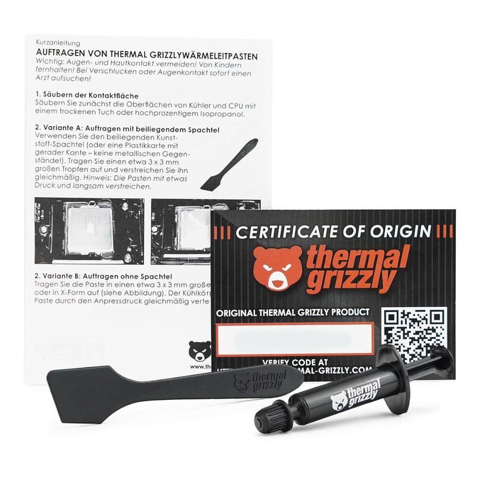 **Kurzanleitung AUFTRAGEN VON THERMAL GRIZZLY WÄRMELEITPASTEN**

**Wichtig:** Augen- und Hautkontakt vermeiden! Von Kindern fernhalten! Bei Verschlucken oder Augenkontakt sofort einen Arzt aufsuchen!

1. **Saubern der Kontaktfläche**  
   Säubern Sie zunächst die Oberflächen von Kühler und CPU mit einem trockenen Tuch oder hochprozentigem Isopropanol.

2. **Variante A: Auftragen mit beiliegendem Spachtel**  
   Verwenden Sie den beiliegenden Kunststoff-Spachtel (oder eine Plastikkarte mit gerader Kante – keine metallischen Gegenstände!). Tragen Sie einen etwa 3 x 3 mm großen Tropfen auf und verstreichen Sie ihn gleichmäßig. Hinweis: Die Paste mit etwas Druck und langsam verstreichen.

3. **Variante B: Auftragen ohne Spachtel**  
   Tragen Sie die Paste in einen etwa 3 x 3 mm großen X-Form auf (siehe Abbildung). Der K