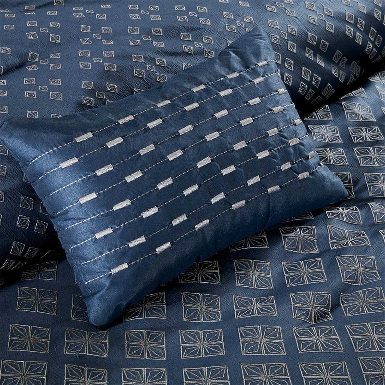 Alt View 1. Gracie Mills - Gracie Mills Pasquale Ombre Jacquard Duvet Cover Set - Navy.