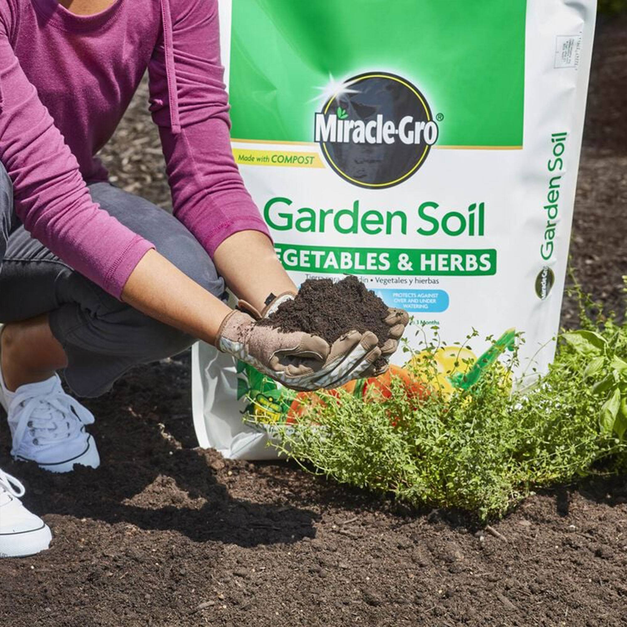 Miracle-Gro Made with COMPOST Garden Soil  
VEGETABLES & HERBS  
Vegetales y hierbas  
Garden Soil