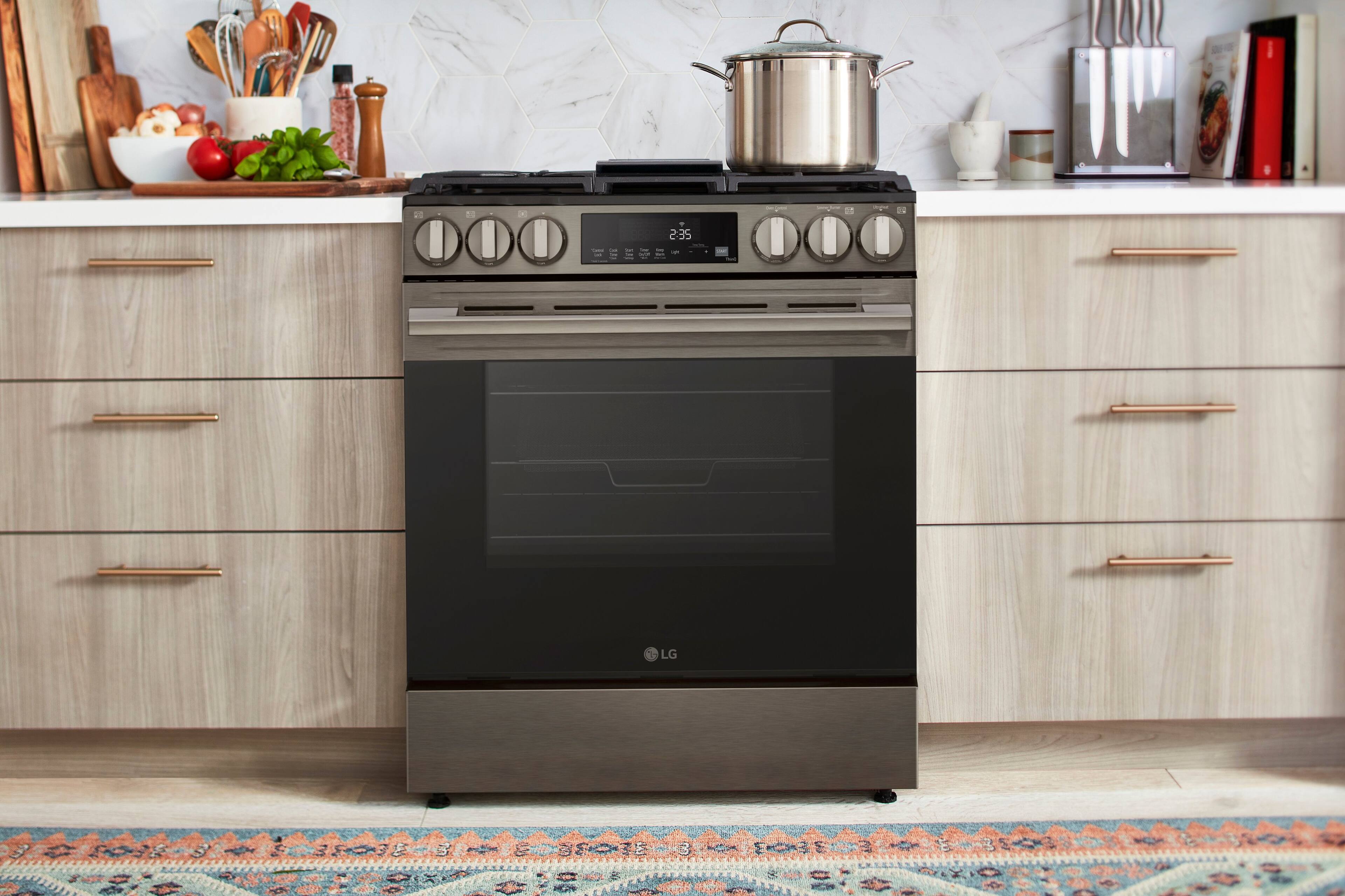 The text on the image reads "a 5 D 235 - TSES - LG." This is likely a product description or model number for the LG brand oven.