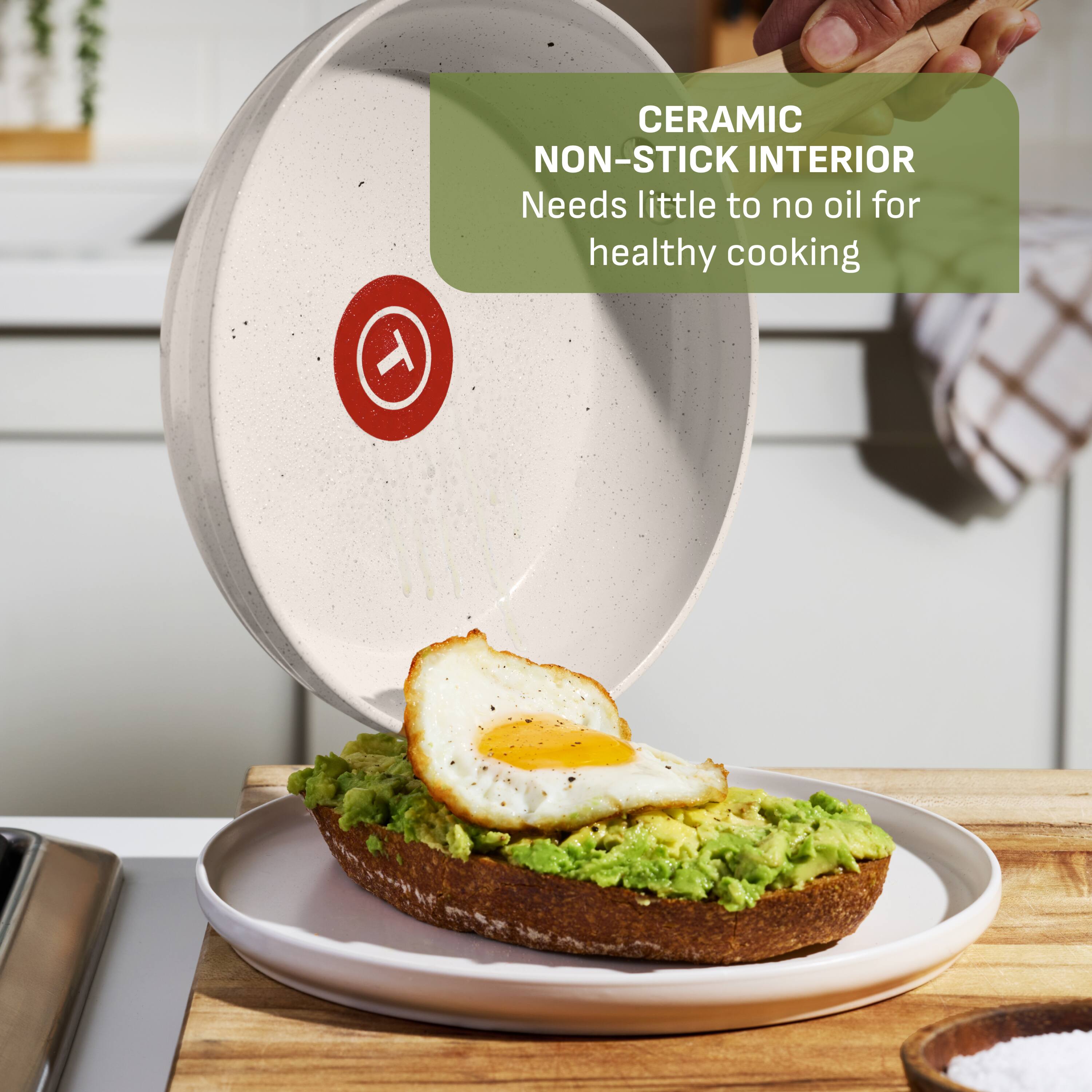 CERAMIC NON-STICK INTERIOR  
Needs little to no oil for healthy cooking