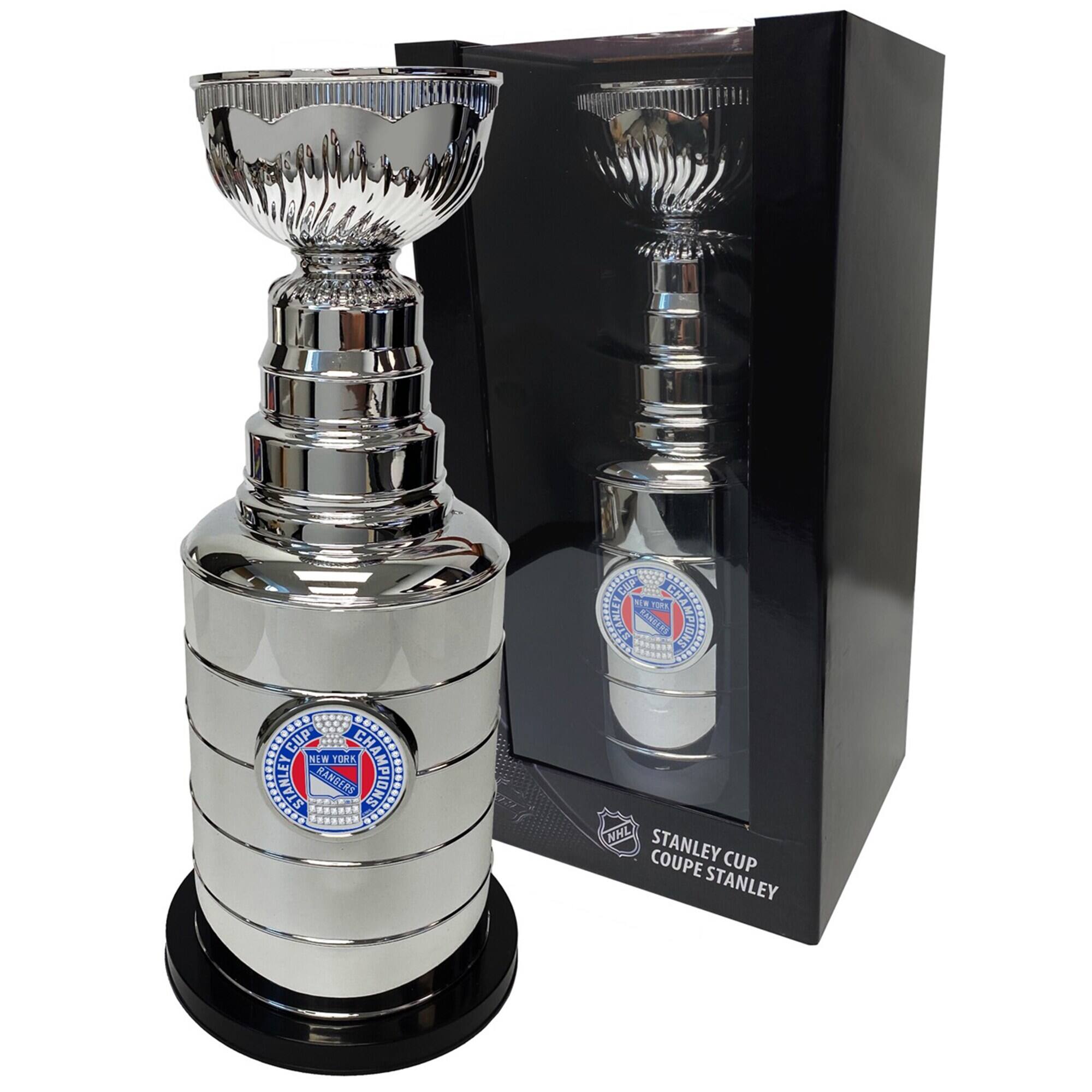 CUP NEW YORK EL STANLEY .RD ... RANGERS DNESTAMPIOREE CA CH DARETESE H MANGERS TORA IEANPIONE d I CXTU NNL COUPE STANLEY CUP STANLEY

Corrected text:
CUP NEW YORK EL STANLEY .RD ... RANGERS DNESTAMPIOREE CA CH DARETESE H MANGERS TORA IEANPIONE d I CXTU NNL COUPE STANLEY CUP STANLEY

The text appears to be a mix of words and possibly names or titles related to the Stanley Cup and the New York Rangers. It seems to be a collection of phrases or names, possibly from a trophy or commemorative item.