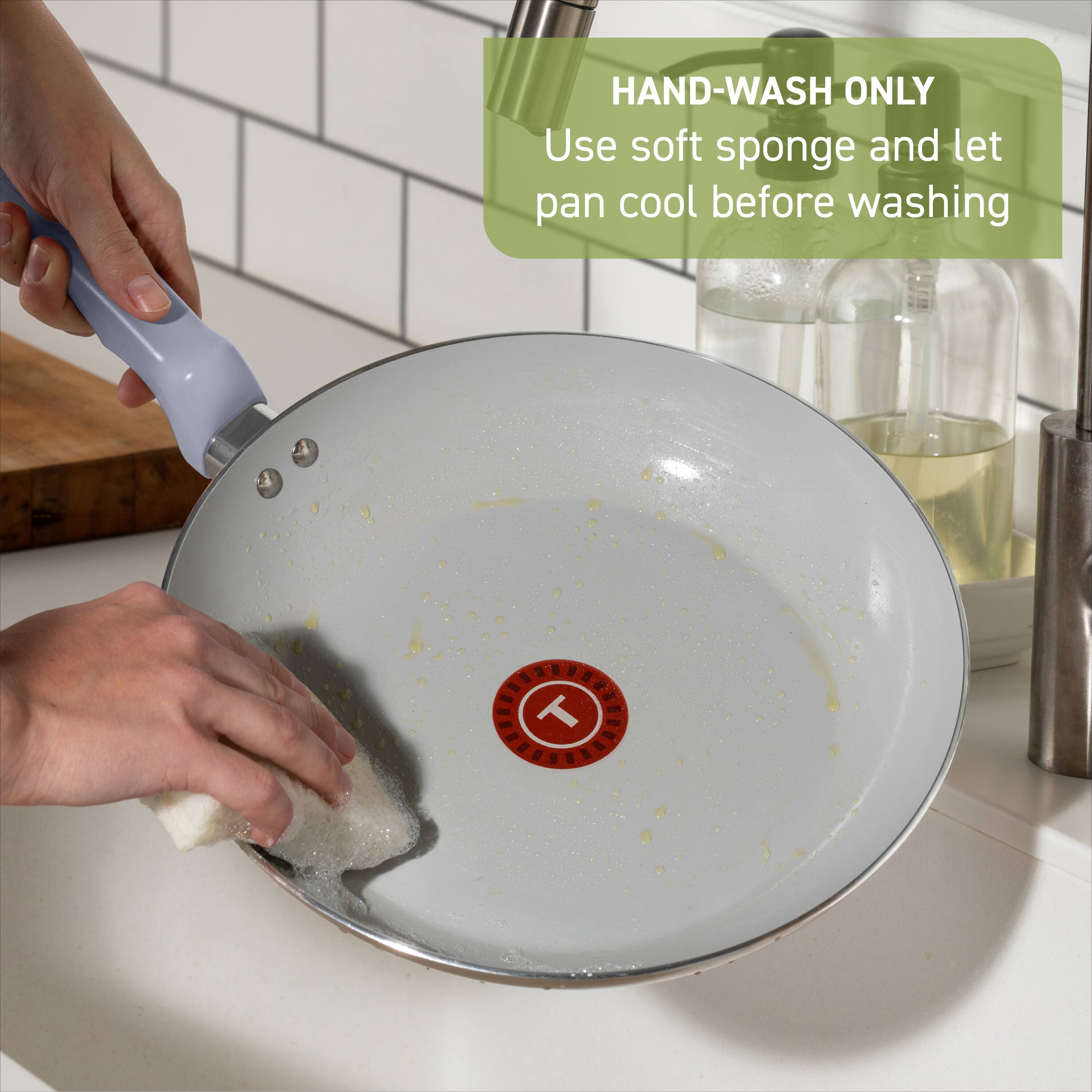 HAND-WASH ONLY  
Use soft sponge and let pan cool before washing