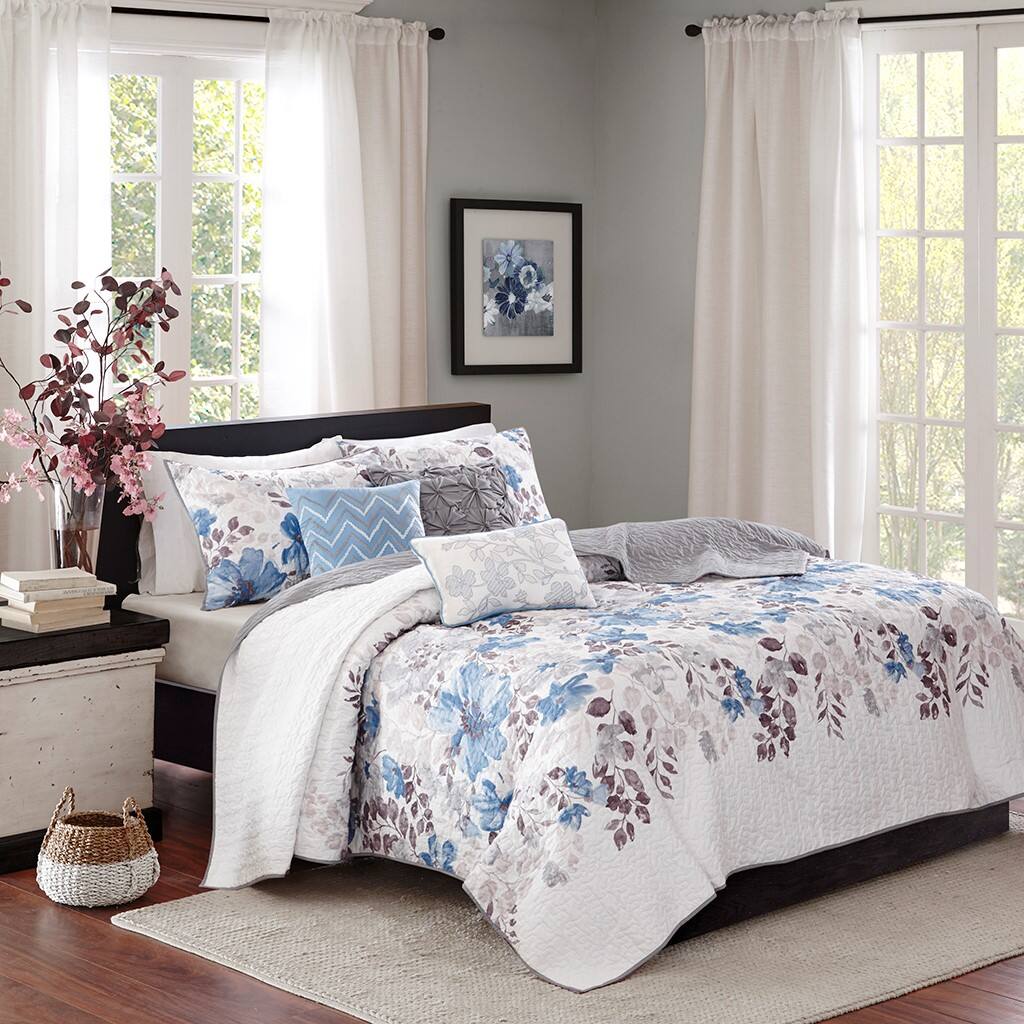 Alt View 3. Gracie Mills - Gracie Mills Ezekiel Tranquil Blossoms 6-Piece Printed Quilt Set with Throw Pillows - Blue.