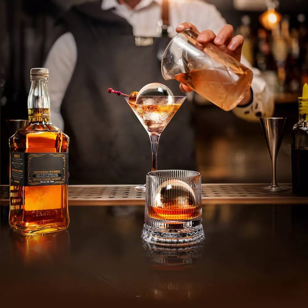 TENNESSEE WHISKEY  
BOTTLED IN TENNESSEE  
DISTILLED IN TENNESSEE  
AGED IN NEW CHARRED OAK BARRELS  
40% ALC./VOL. (80 PROOF)