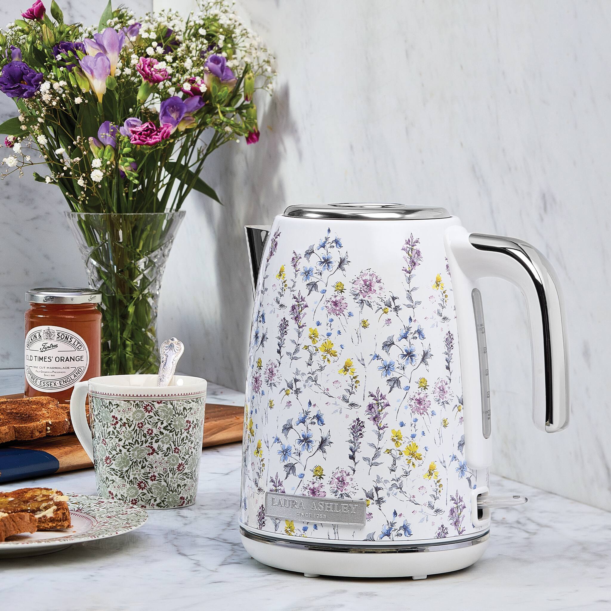 VASE: Saie Sonsato  
0 Times Orange  
Ao: N - C I - Coe  
1 Oalae  
Laura Ashley  
Onct 53