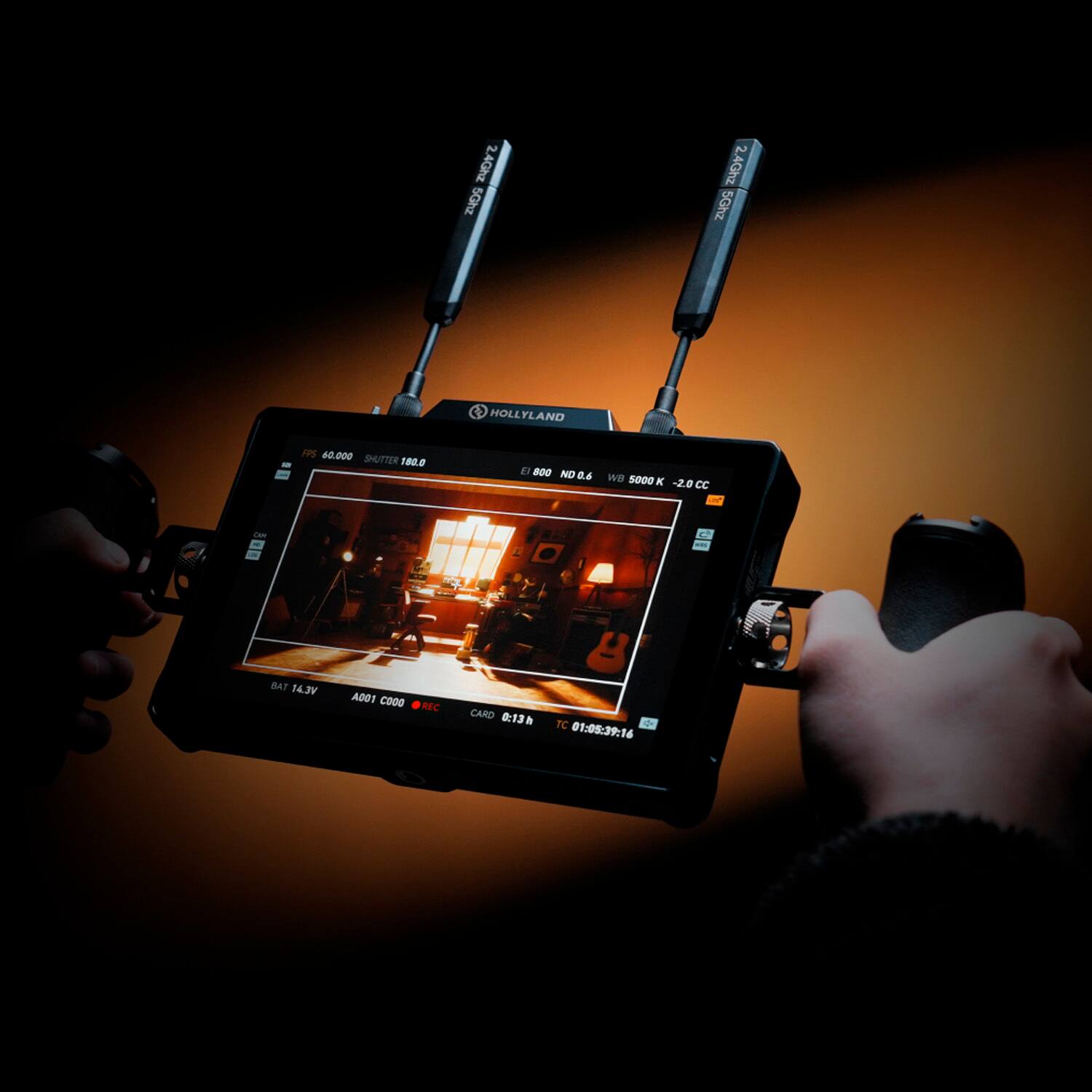 2.4Ghz 5Ghz 2.4Ghz 5Ghz  
HOLLYLAND FS  
40.000 SHUTTER 180.0  
F a0o ND D4 w 5000 -2.0 CC  
i BAT VEAI ADO1 coOO REC CARO 0:13h TC S 01:05:39:14  

HOLLYLAND  
FPS 60.000 SHUTTER 180.0  
EI 80  
ND 0.6 WB 5000 K -2.0 CC  
BAT 14.3V  
A001 C000 REC  
CARD 0:13h  
TC 01:05:39:14