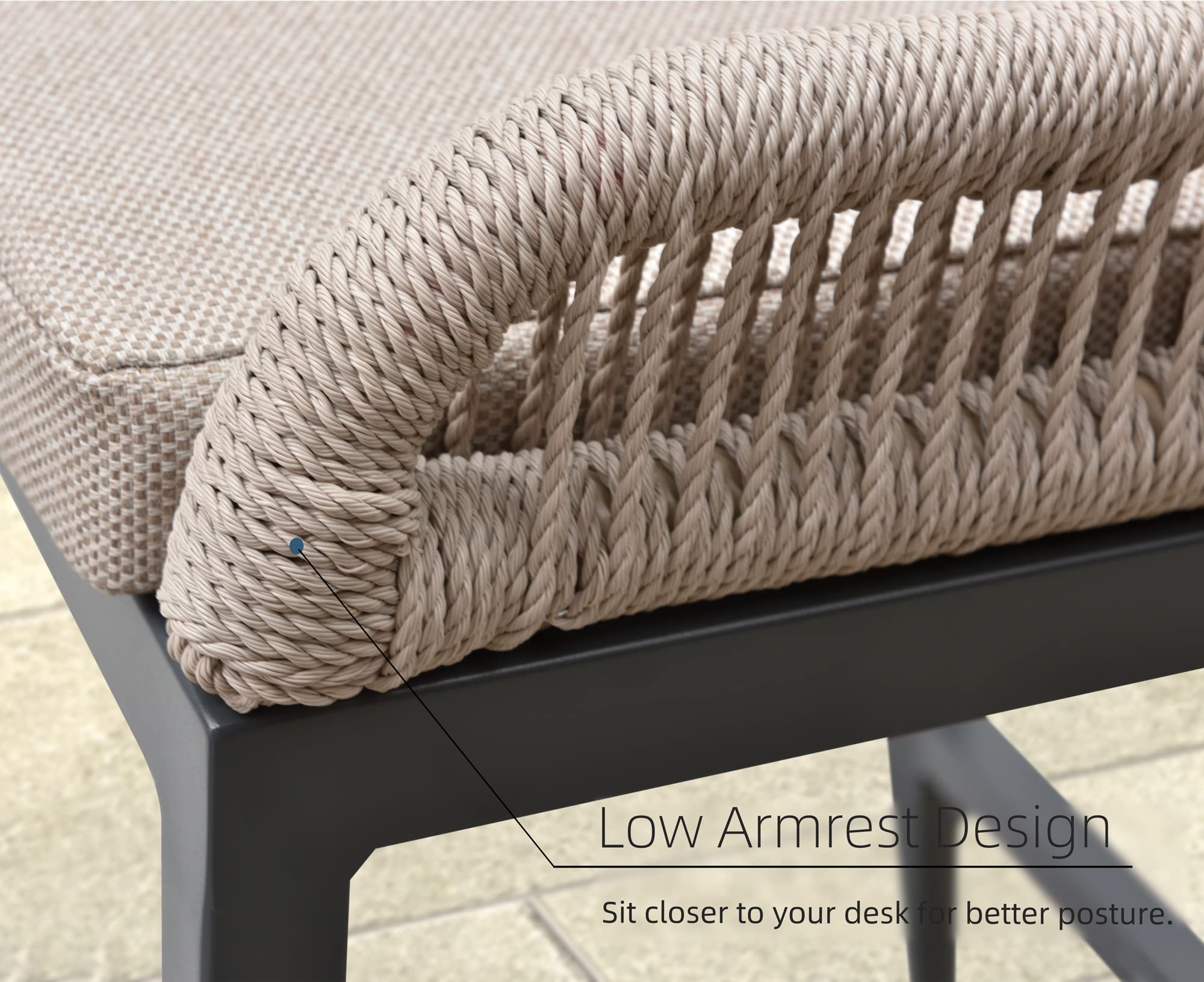 Low Armrest Design  
Sit closer to your desk for better posture.