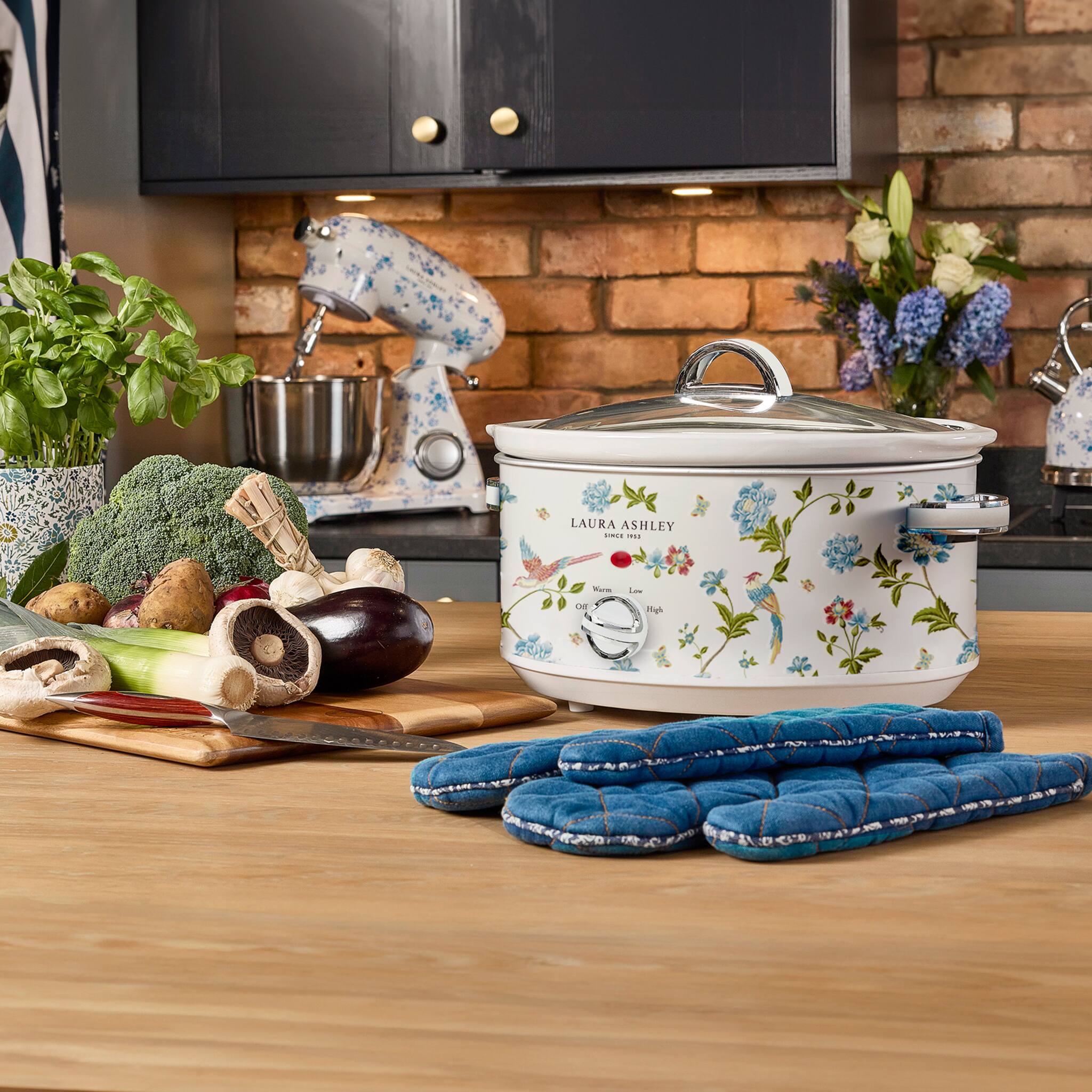 LAURA ASHLEY  
- - -  
Phgh