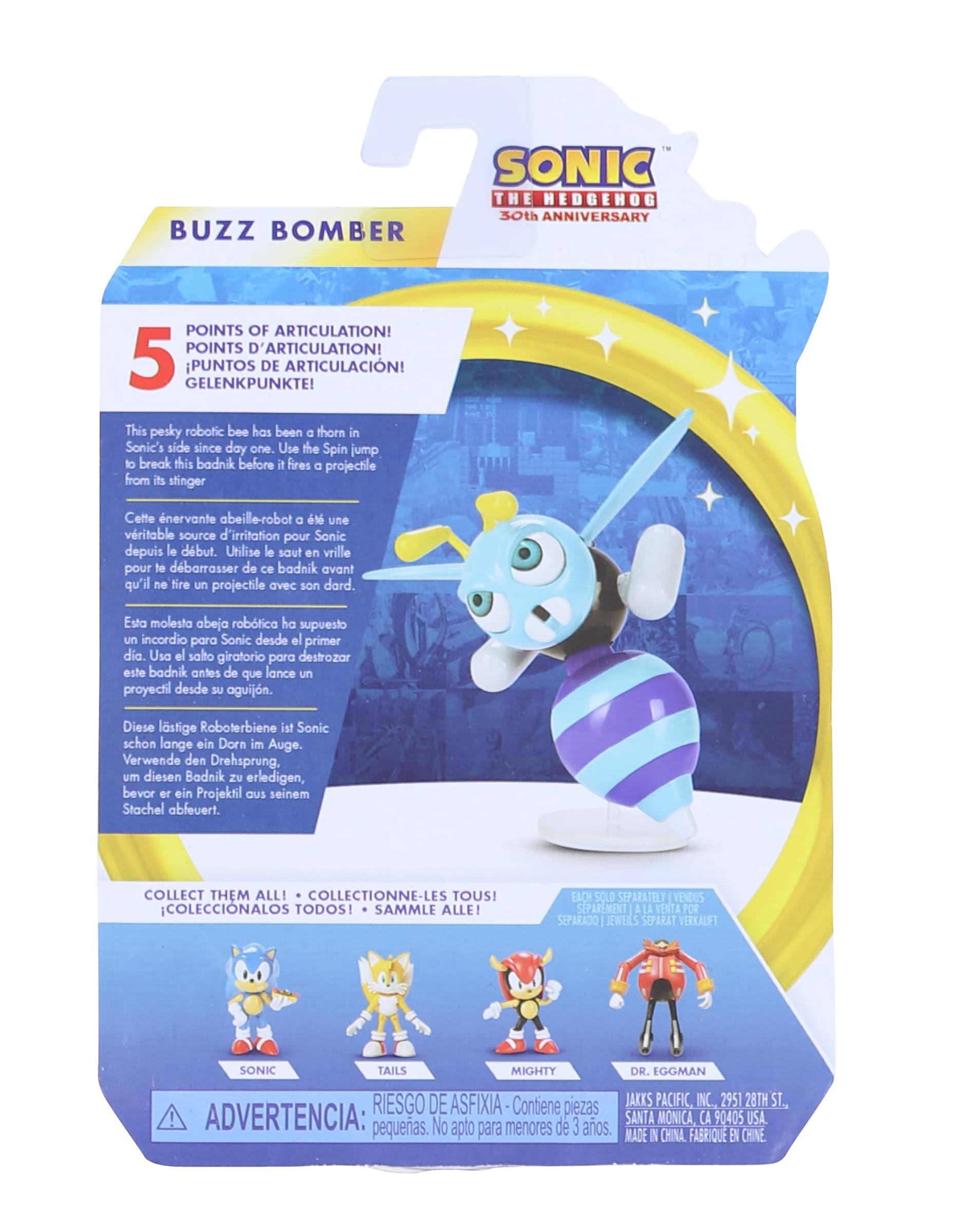 **BUZZ BOMBER**

**SONIC THE HEDGEHOG 30th ANNIVERSARY**

**5 POINTS OF ARTICULATION!**
- POINTS D'ARTICULATION!
- PUNTOS DE ARTICULACIÓN!
- GELENKPUNKTE!

This pesky robotic bee has been a thorn in Sonic's side since day one. Use the Spin jump to break this badnik before it fires a projectile from its stinger.

Cette nervante abeille-robot a été une véritable source d'irritation pour Sonic depuis le début. Utilise le saut en vrille pour te débarrasser de ce badnik avant qu'il ne tire un projectile avec son dard.

Esta molesta abeja robótica ha supuesto un incordio para Sonic desde el primer día. Usa el salto giratorio para destrozar este badnik antes de que lance un proyectil desde su aguijón.

Diese lästige Roboterbiene ist Sonic schon lange ein Dorn im Auge. Verwende den Drehsprung, um diesen Badnik zu erledigen, bevor er ein Projektil aus seinem Stachel abfeuert.

**COLLECT THEM