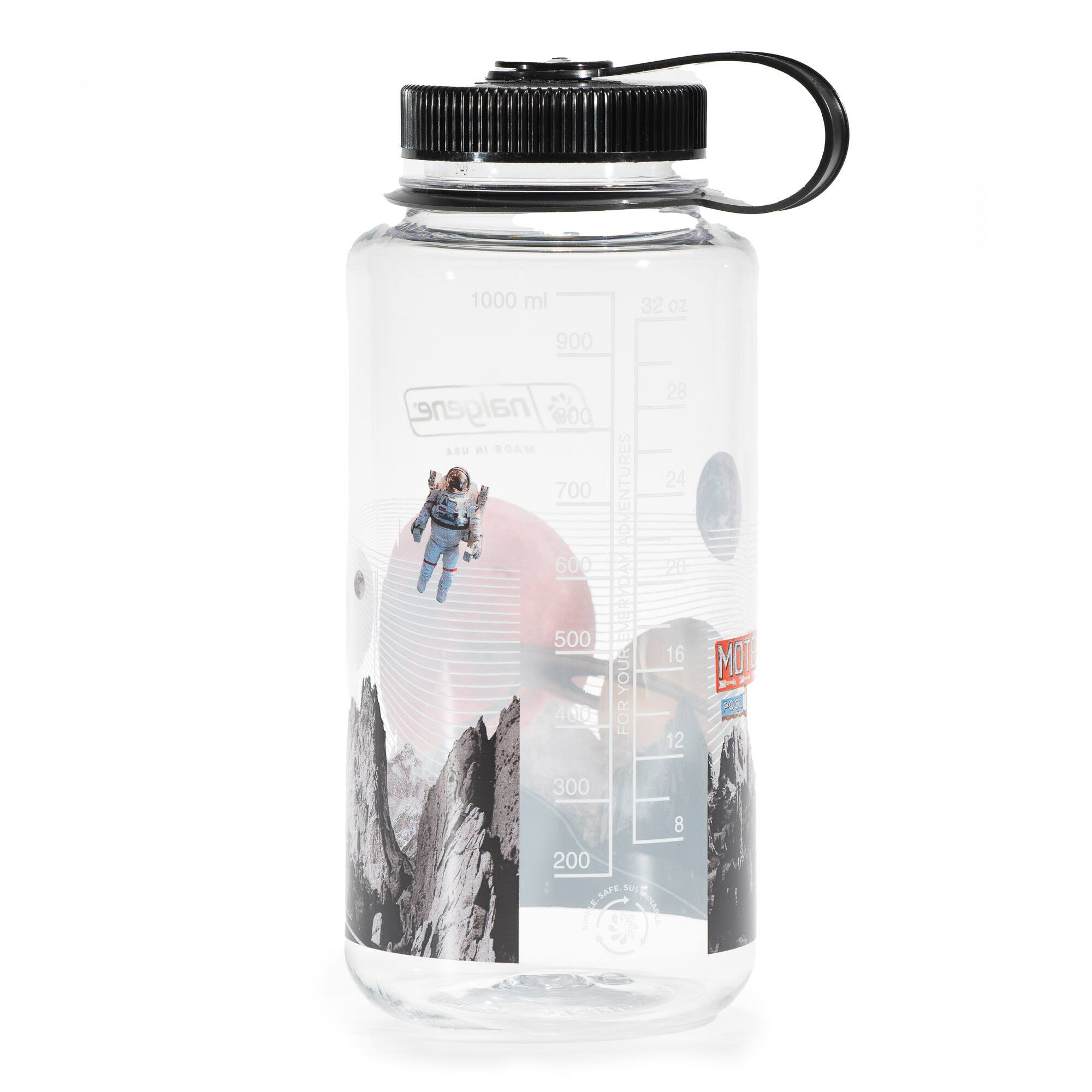 1000 ml  
32 oz  
900  
28  
nalgene  
800  
USA  
M1  
SOAM  
24  
700  
600  
YOUREVERYDAYADVENTURES  
20  
500  
16  
YOUR  
400  
FOR  
12  
300  
8  
200  
SAFE  
1  
ST  
MT  
P0  
9