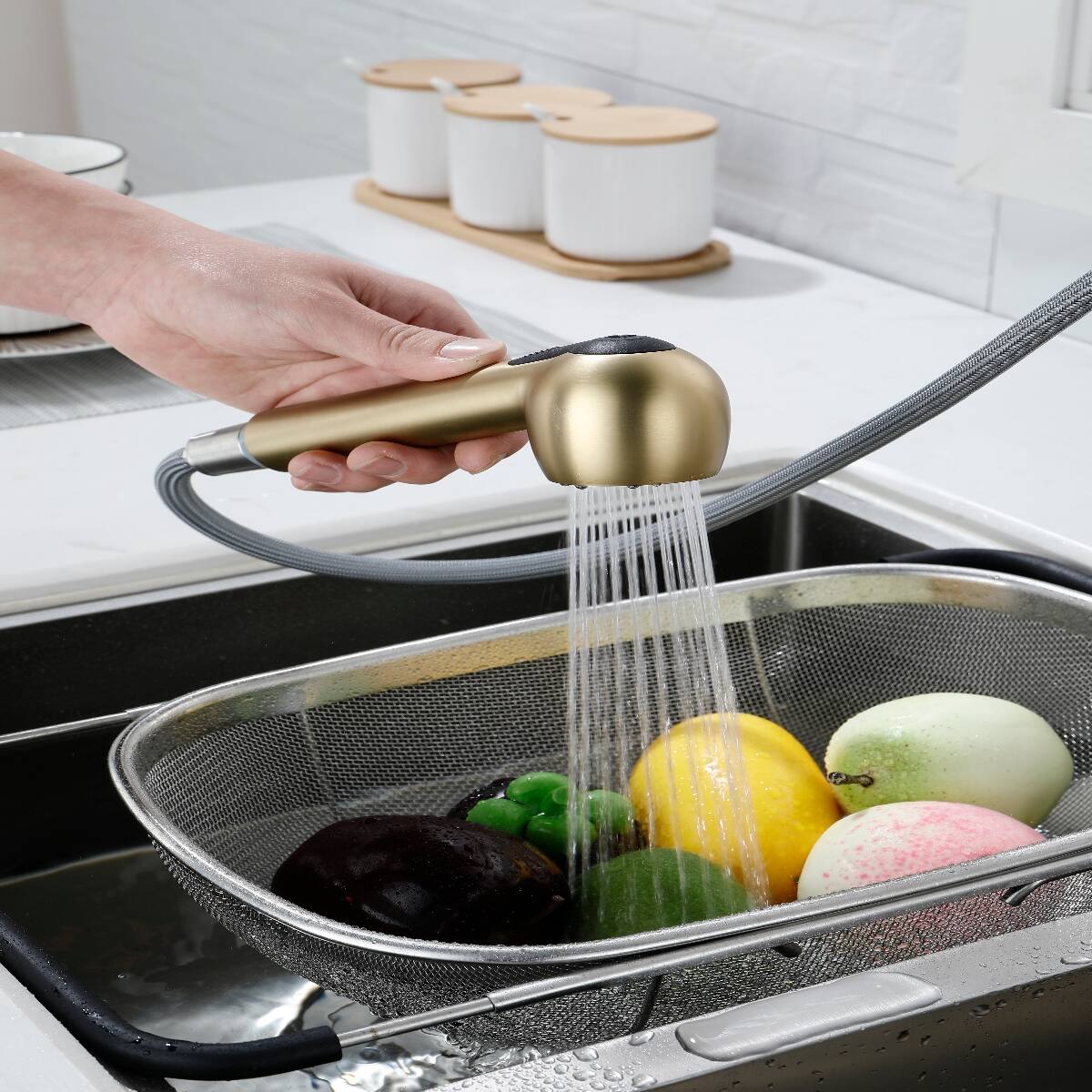 Left. Ropilly - Ropilly Single Handle Pull Out Kitchen Faucet, Spot Resistant Gold Stainless Steel Sink Faucet with Dual Spray - Gold.