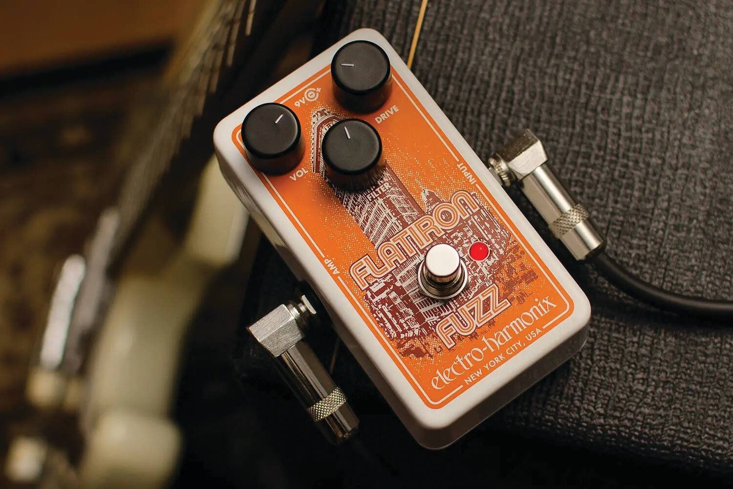 FLATIRON FUZZ  
electro-harmonix  
NEW YORK CITY, USA  

VOL  
DRIVE  
FILTER  

9V DC IN