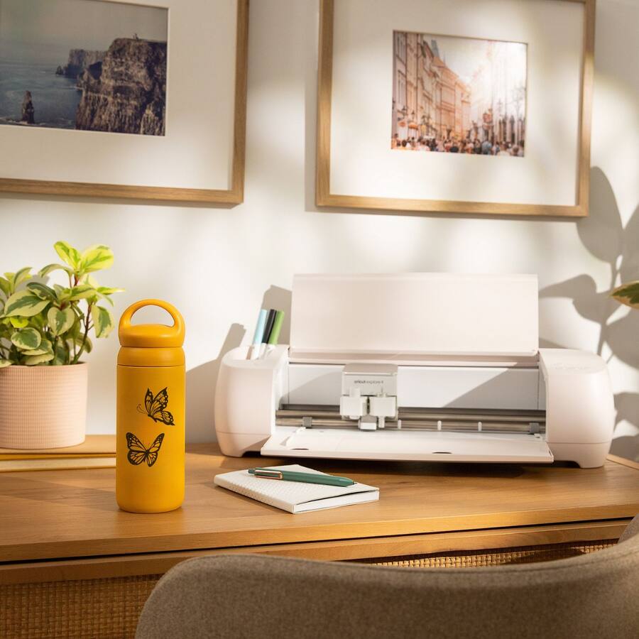 Cricut Explore Cutting Machine with Smart Vinyl Rolls Bundle z20