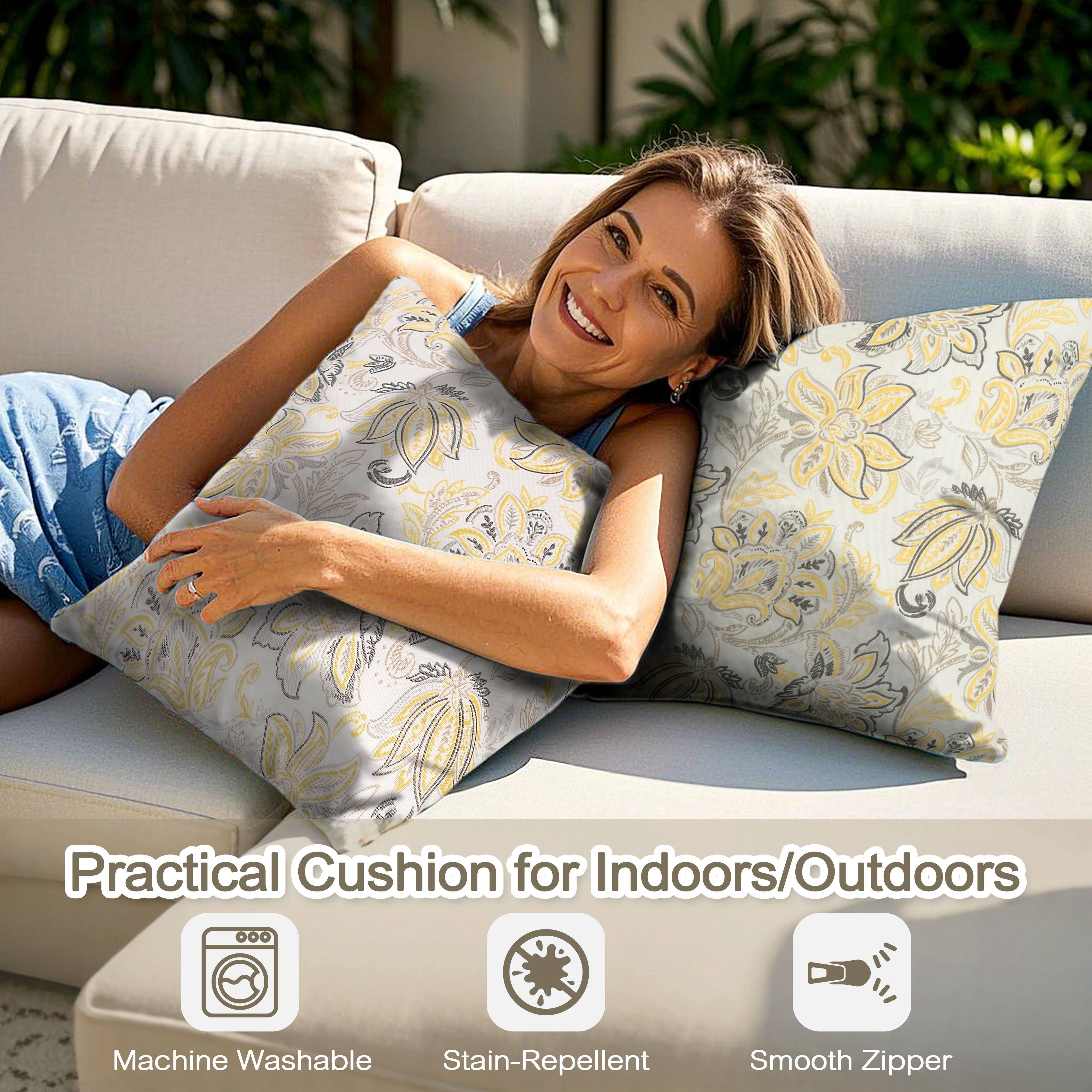 Practical Cushion for Indoors/Outdoors  
Machine Washable  
Stain-Repellent  
Smooth Zipper