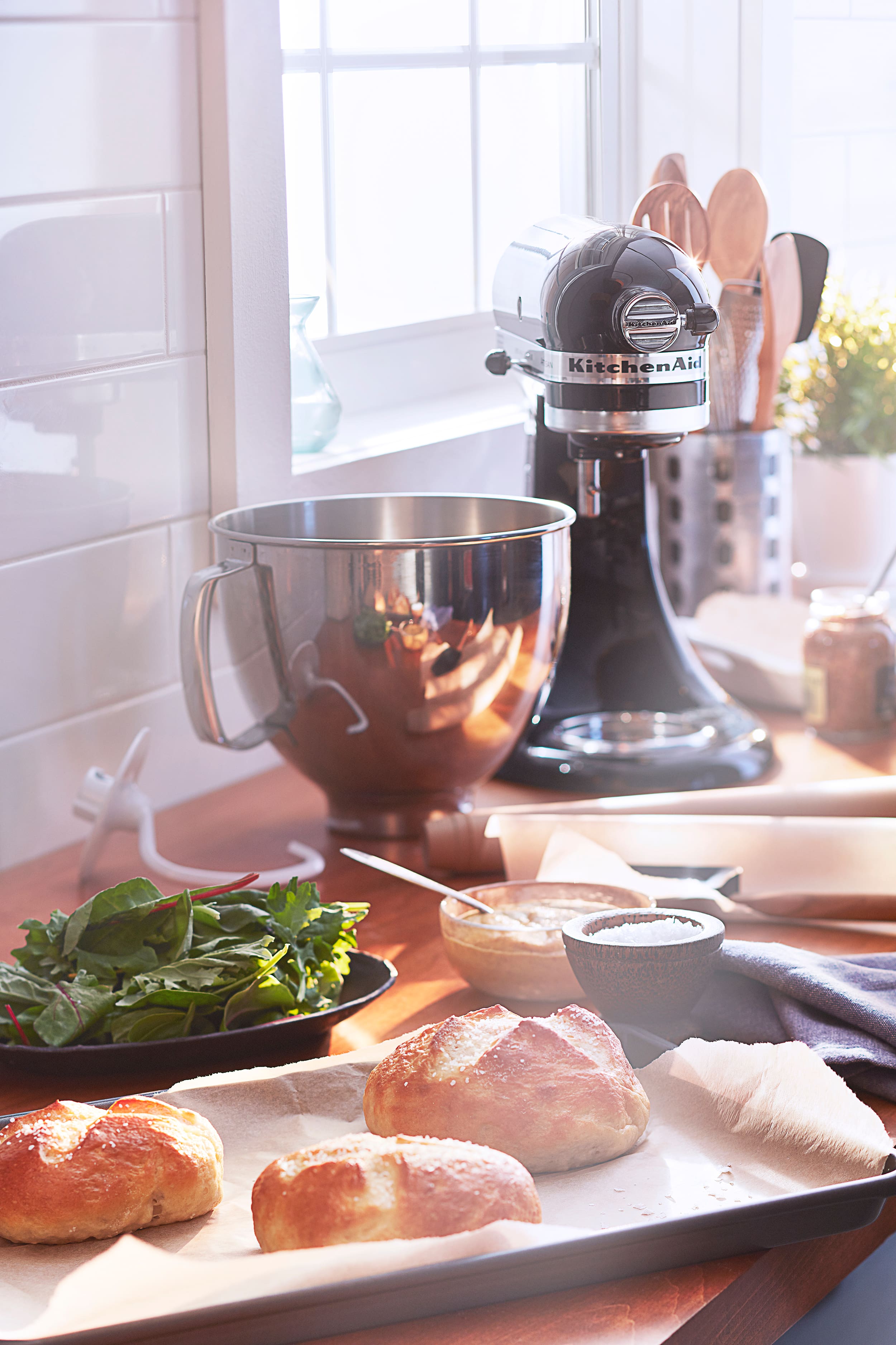 Alt View Zoom 40. KitchenAid - Artisan Series 5 Quart Tilt-Head Stand Mixer - KSM150PSOB - Onyx Black.