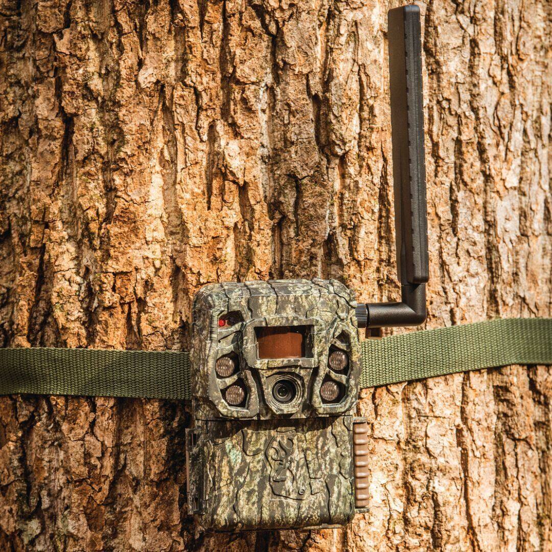Left. Browning - Browning Trail Camera-Defender Wireless Vision Pro HD.