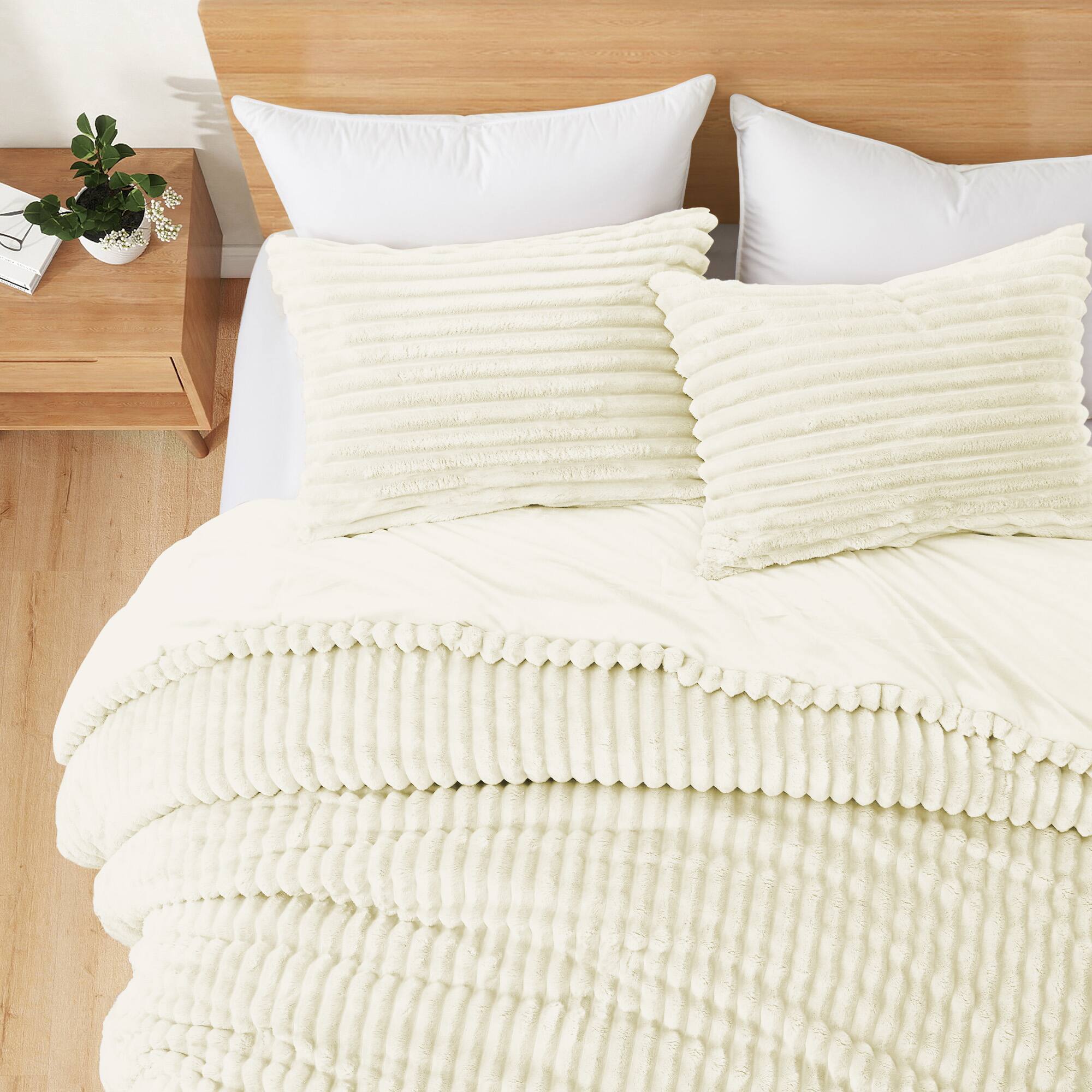 Angle. Peace Nest - Peace Nest Flannel Fleece Plush Fuzzy Comforter Set Fluffy Bedding Set with 2 Pillowcases - Cream.