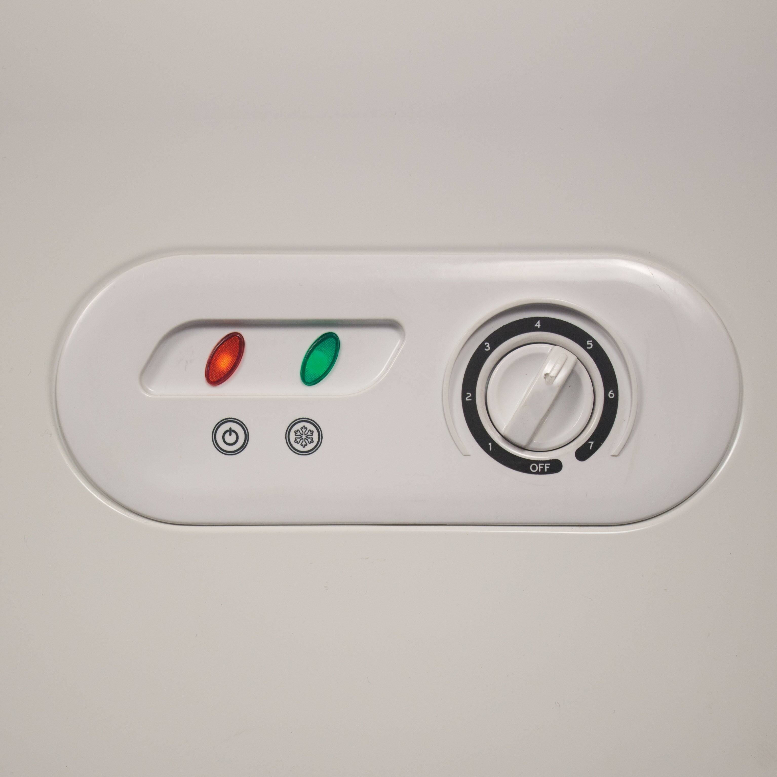 Left. Commercial Cool - Commercial Cool 3.5 Cu. Ft. Chest Freezer - White.