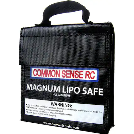 COMMON SENSE RC
MAGNUM LIPO SAFE
#LS-MAGNUM
WARNING:
- The Lipo Safe is intended to reduce the chance of damage in the event of a lipo fire.
- NEVER leave charging battery unattended.
- Always ensure battery is on a non-flammable surface.
- Ensure flap is sealed while charging.
www.CommonSenseRC.com