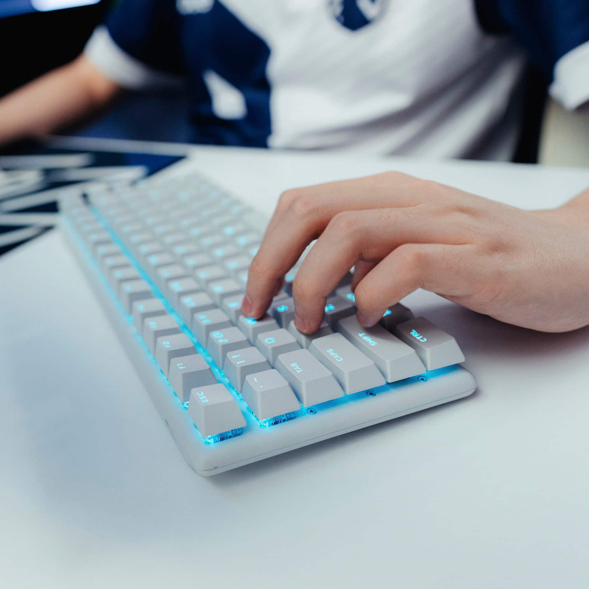 The text on the image reads:
"t n i - f 1 esc 5 e i . s tab caps shft"
The corrected text should be:
"t n i - f 1 esc 5 e i . s tab caps shift"