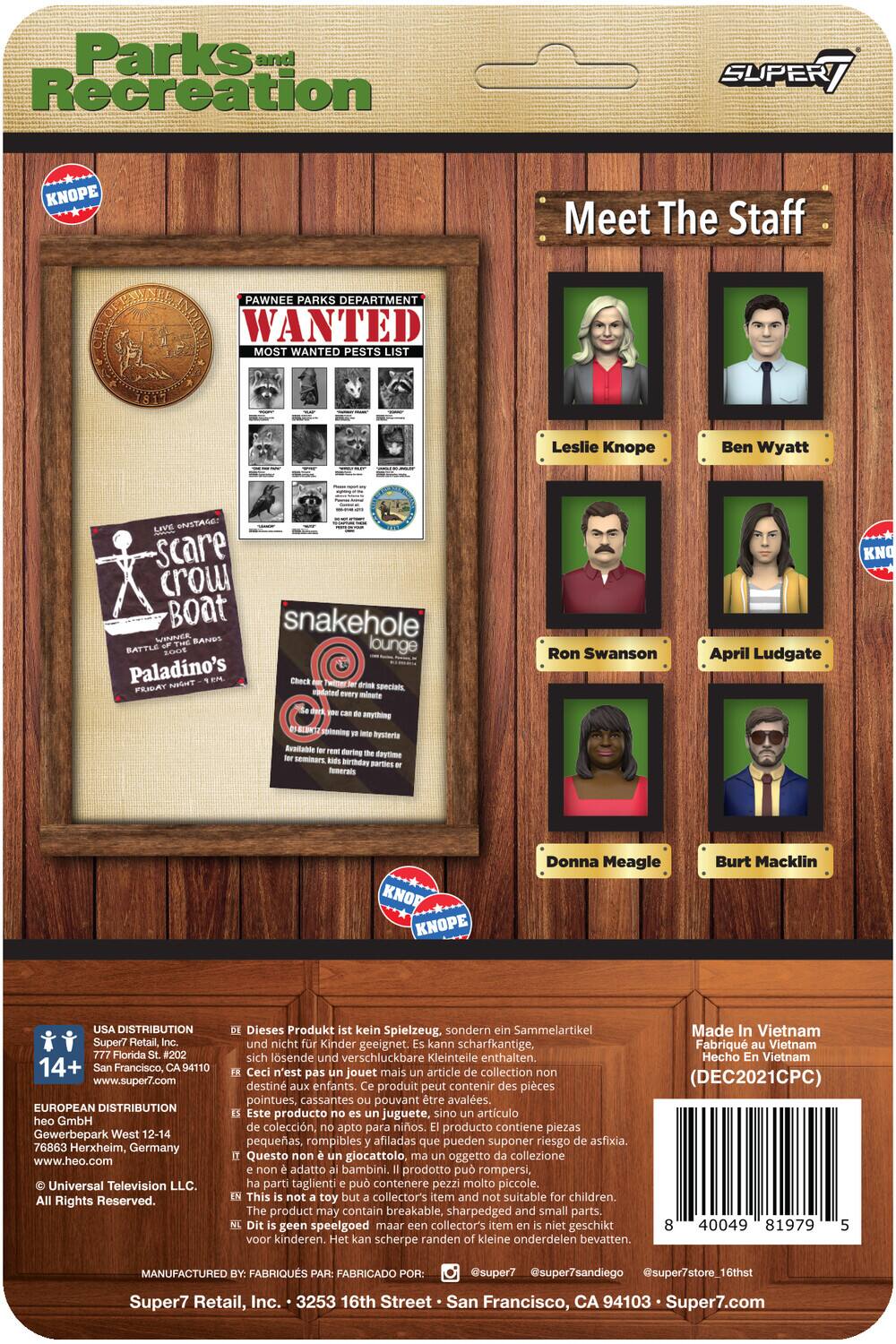 Parks and Recreation SUPER KNOPE Meet The Staff OEMMAE PAWNEE PARKS DEPARTMENT C MRIL WANTED MOST WANTED PESTS LIST 1811 Leslie Knope Ben Wyatt NSTAGE: scare crow BOat snakehole VImacE BANDS BATTLE lounge Paladino's PEIEAY -c midored Ron Swanson April Ludgate KNO Bything BET shinning Rysteria Brniable deytime SmRA brthdw Ieserats KNOP KNOPE Donna Meagle Burt Macklin DISTRIBUTION Super7 Retail, Florida 14+ Francisco, 94110 www.super7.com EUROPEAN DISTRIBUTION GmbH Gewerbepark West 12-14 76863 Herxheim, Germany www.heo.com Universal Television LLC. Rights Reserved. Dieses Produkt kein Spielzeug. sondern Sammelartikel nicht Kinder geeignet. kann scharfkantige, sich losende verschluckbare Kleinteile enthalten. Ceci n'est jouet mais article collection destiné aux enfants. produit peut contenir pièces pointues, cassantes pouvant être avalées. Este producto no es juguete, sino artículo de colección, apto para niños. producto contiene piezas pequeñas, rompibles afiladas.