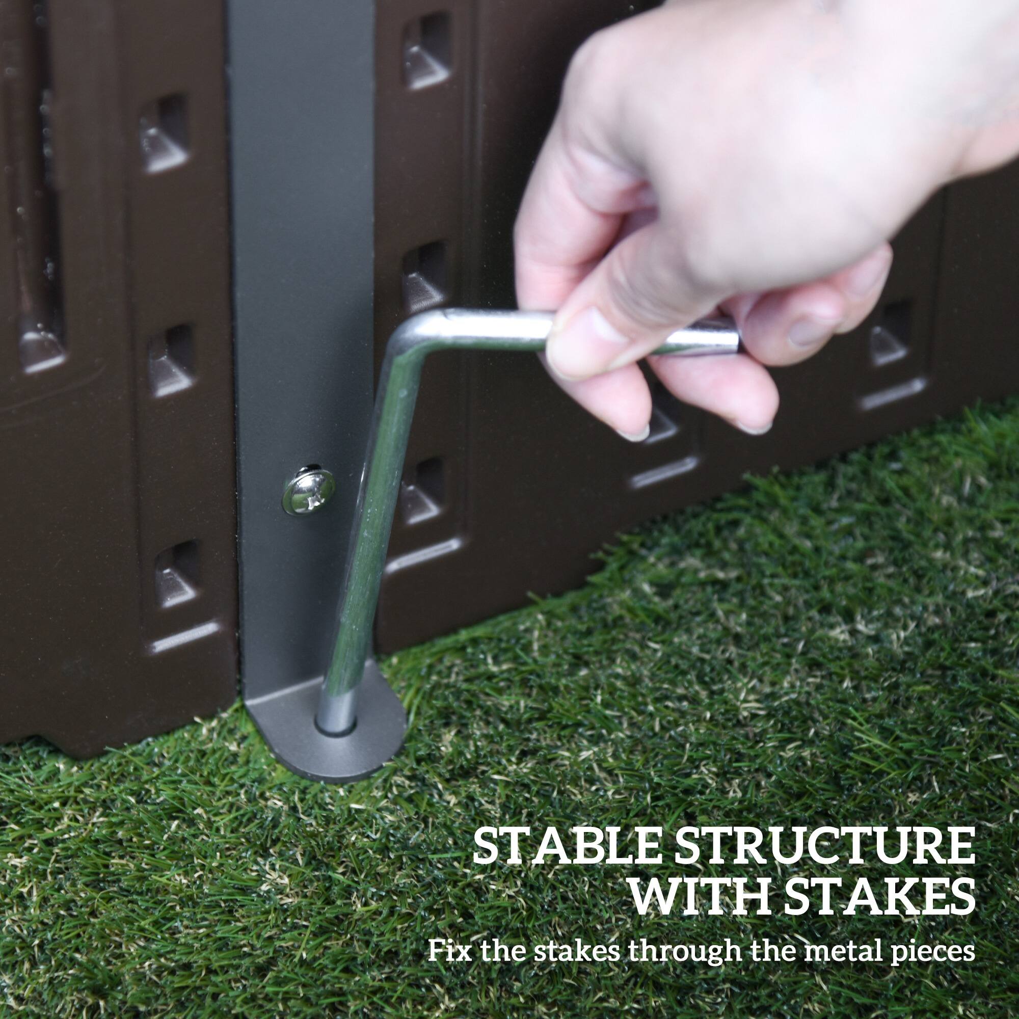 STABLE STRUCTURE WITH STAKES  
Fix the stakes through the metal pieces