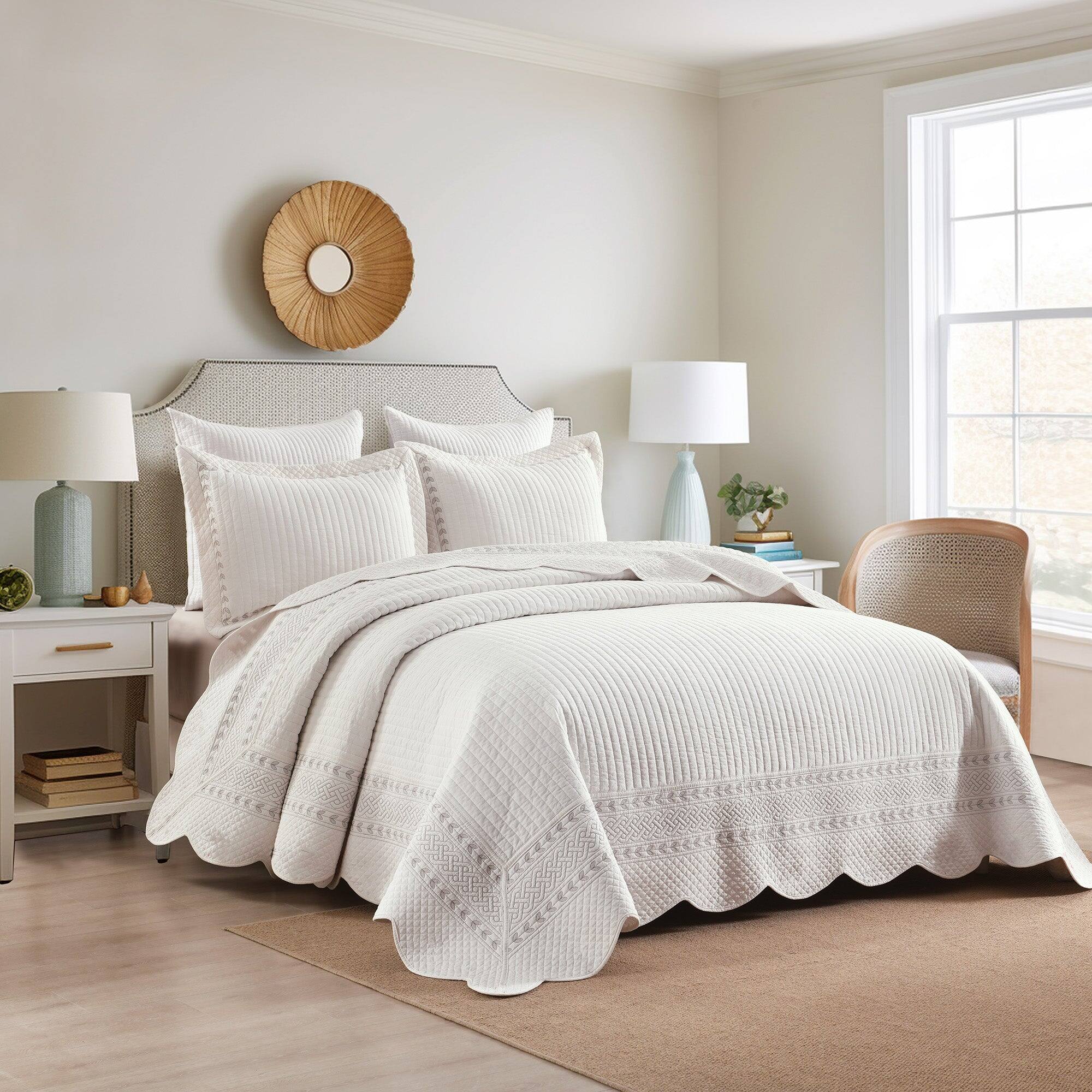 Angle. MarCielo - MarCielo Elegant 3Pcs 100% Cotton Serene Stripe - Patterned Quilt Bedspread Set - White.