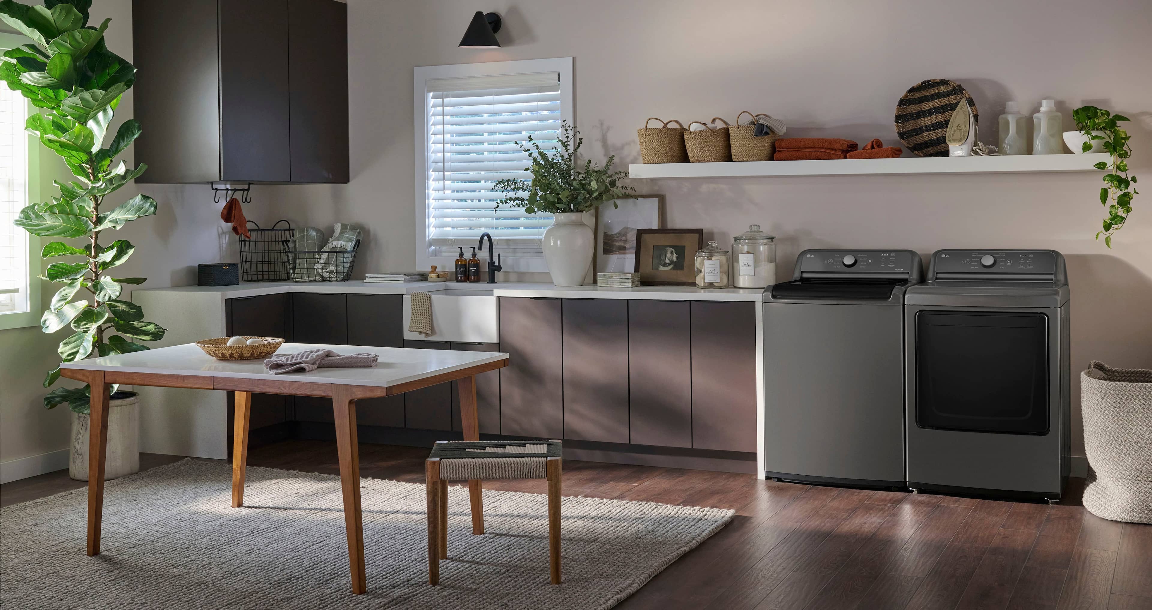 Alt View 18. LG - 7.3 Cu. Ft. Gas Dryer with Sensor Dry - Monochrome Grey.