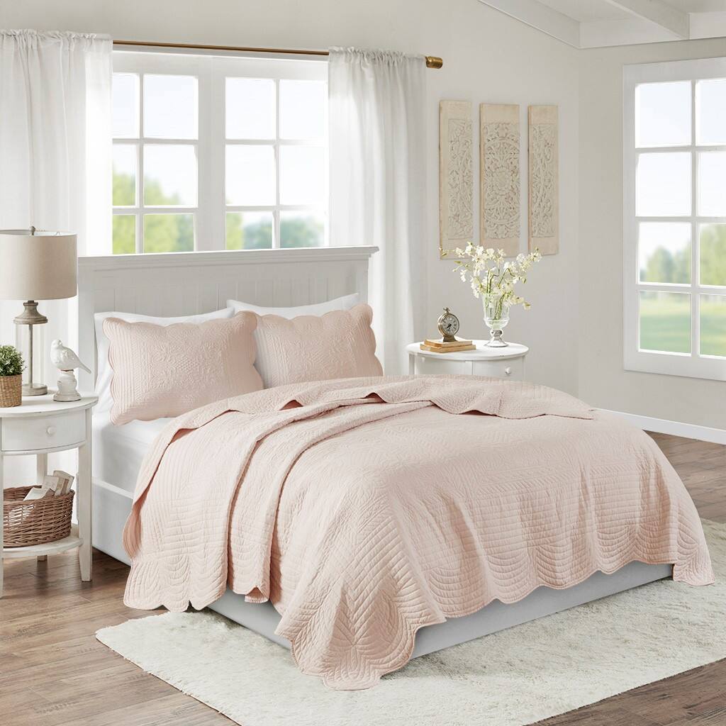 Alt View 1. Gracie Mills - Gracie Mills Salvatore 3-Piece Reversible Country-Inspired Scalloped Edge Quilt Set - Blush.