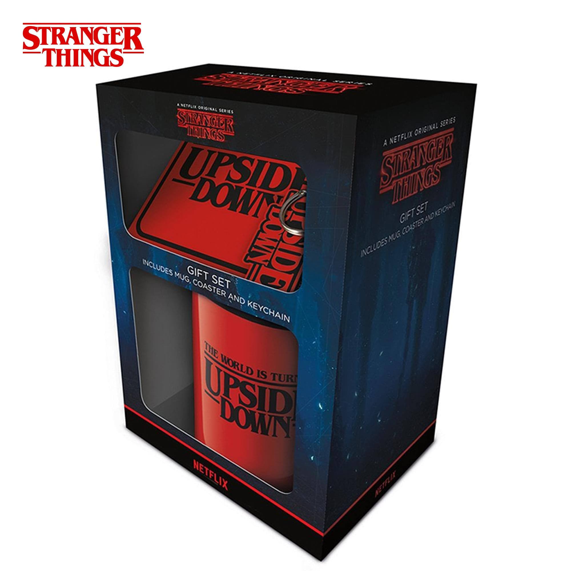 STRANGER THINGS  
A NETFLIX ORIGINAL SERIES  
STRANGER THINGS  
GIFT SET  
INCLUDES MUG, COASTER AND KEYCHAIN  
THE WORLD IS UPSID DOWN  
NETFLIX