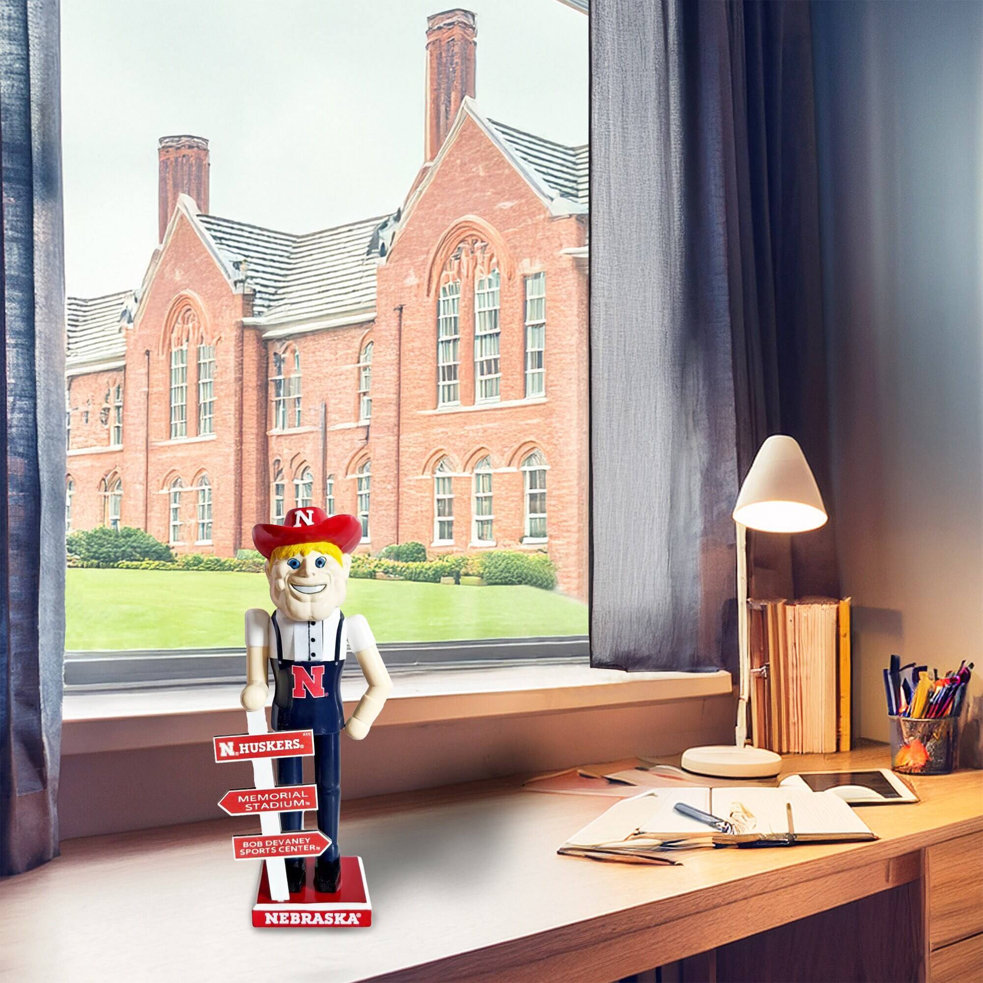 N HUSKERS  
MEMORIAL STADIUM  
BOB DEVANEY SPORTS CENTER  
NEBRASKA