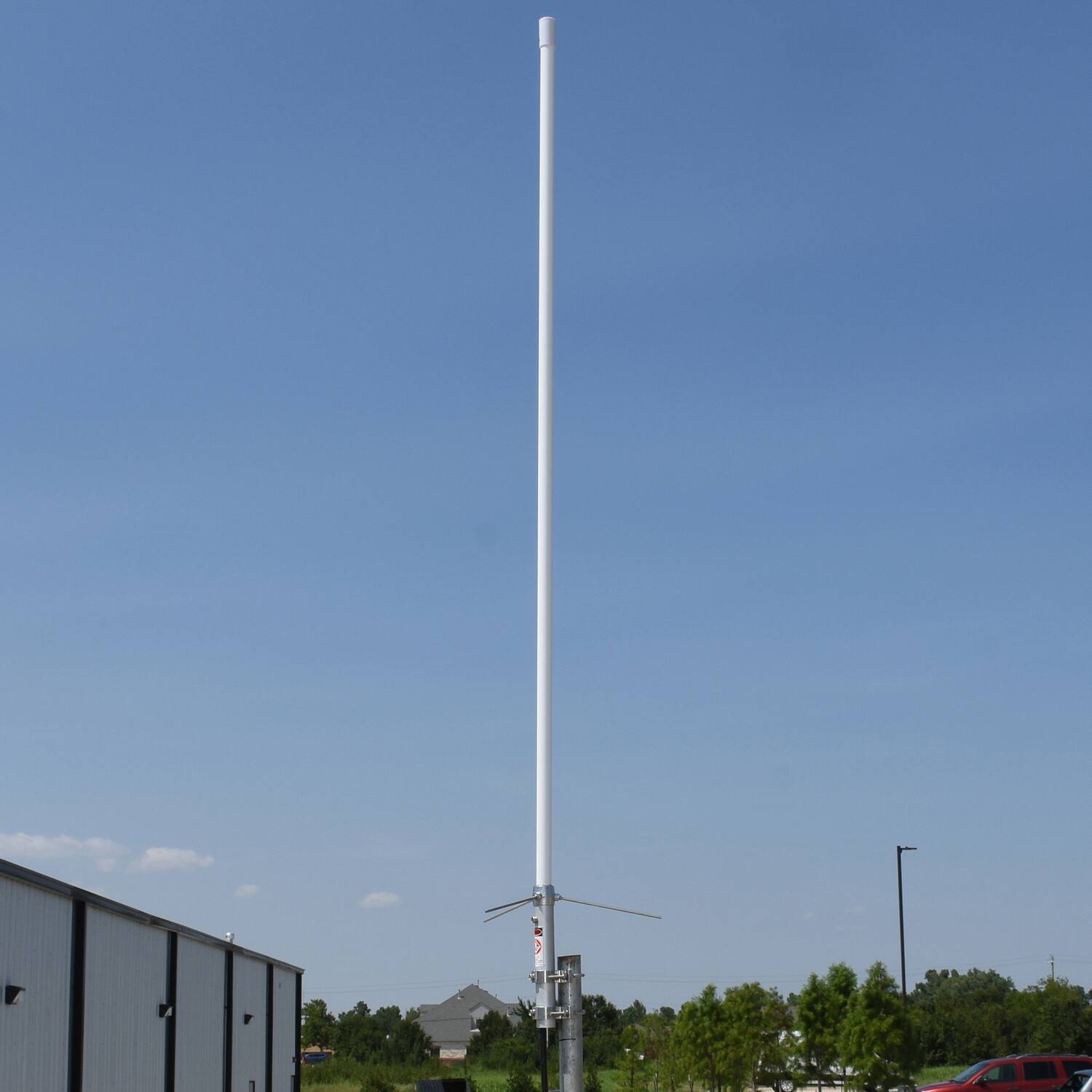 Left. Tram - Tram 1486 200-Watt Pretuned 400 MHz to 495 MHz UHF Fiberglass Base Antenna with 50-Ohm UHF SO-239 Connecto - Silver.