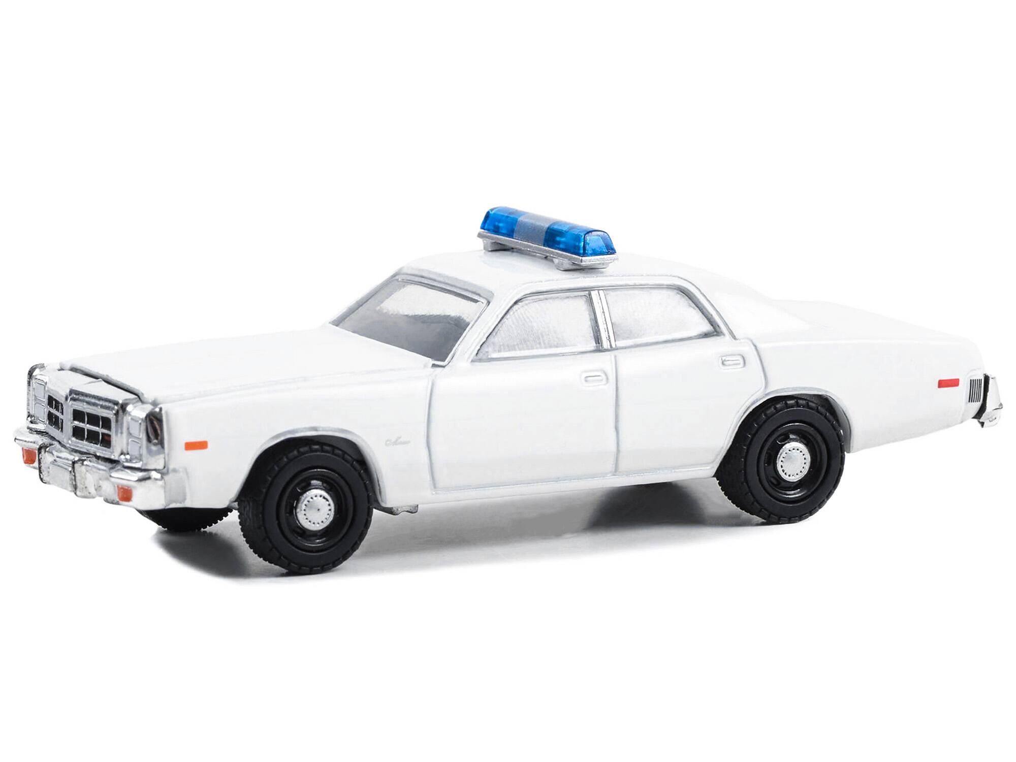 Angle. Greenlight - 1977-78 Dodge Monaco Police Pursuit White with Light Bar "Hot Pursuit - Hobby Exclusive" Series 1/64 - White.