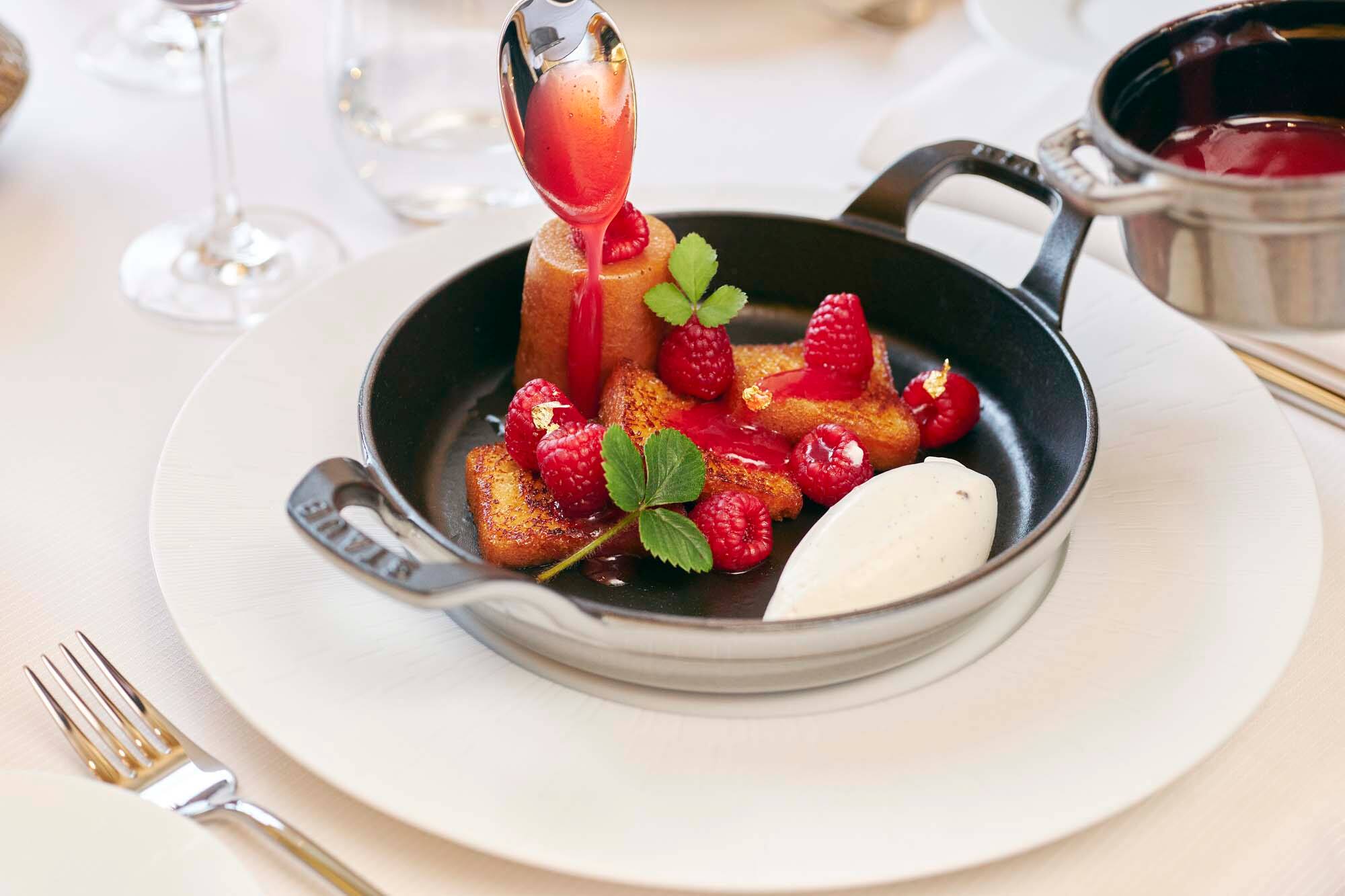 Staub - Cast Iron 7.5-inch Round Gratin Baking Dish - Graphite Grey - Thumbnail 3