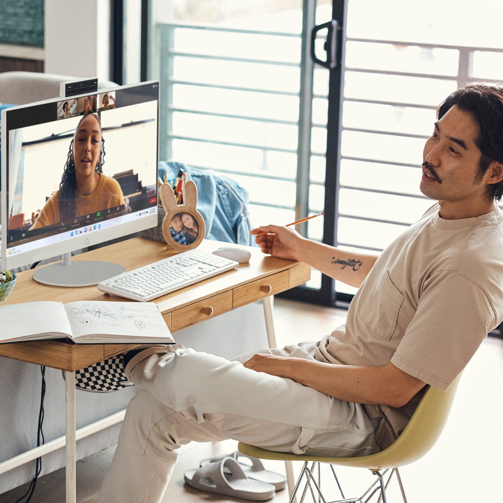 Alt View 12. HP - 27" Full HD Touch-Screen All-in-One with Adjustable Height - Intel Core Ultra 7 - 16GB Memory - 1TB SSD - Shell White.