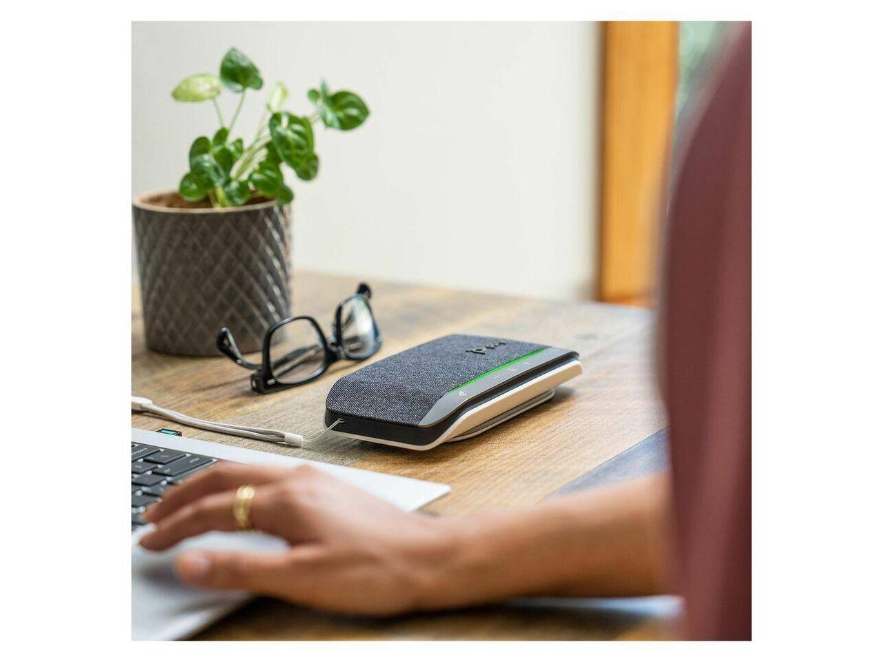Alt View 5. Poly - Poly Sync 20 Speakerphone USB-C/A Adapter B95VJUT#AC3 - Black.