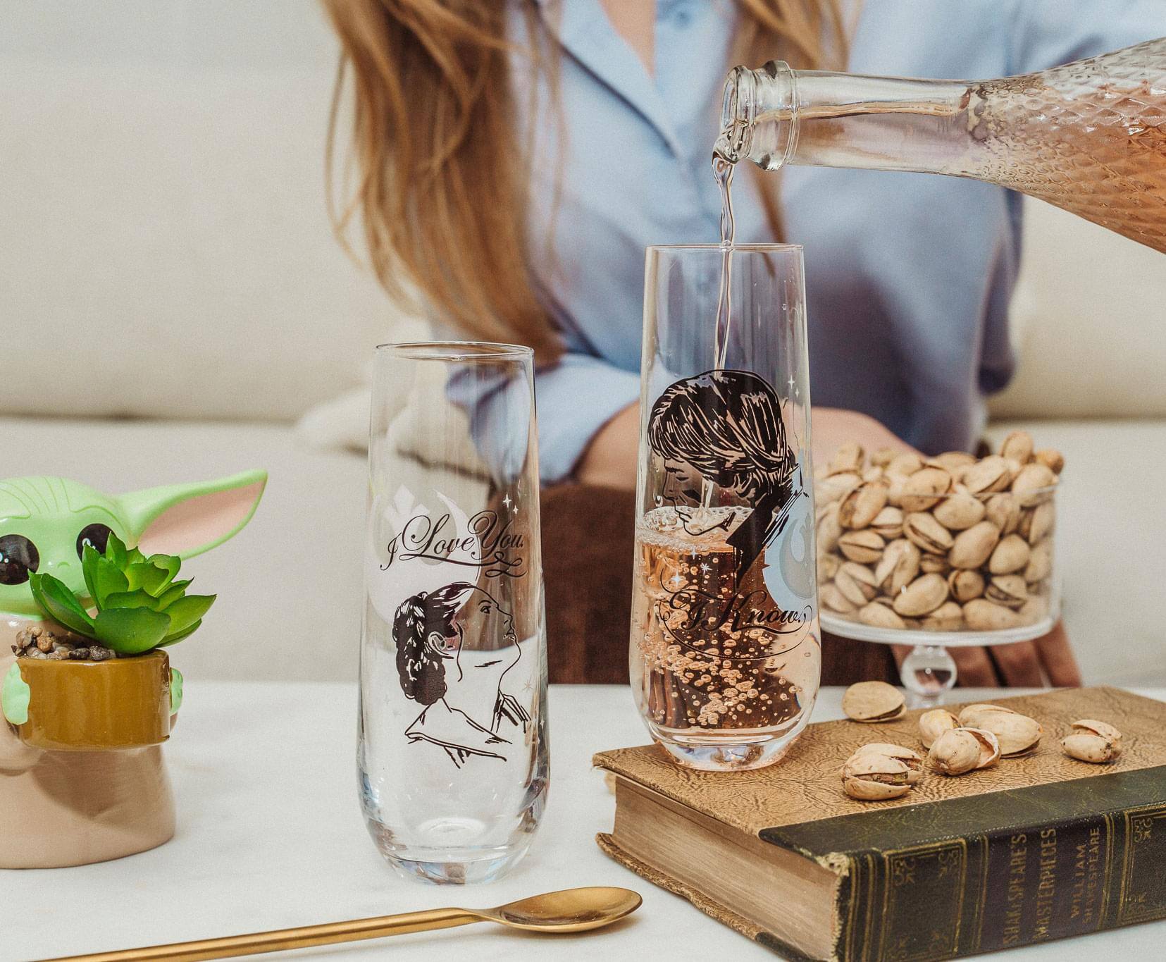 Sure, here is the corrected and grouped text:

---

**Love You**

**I Know**

**SHAKESPEARE'S MASTERPIECES**

**WILLIAM SHAKESPEARE**

---

This text appears on the glasses and the book in the image.