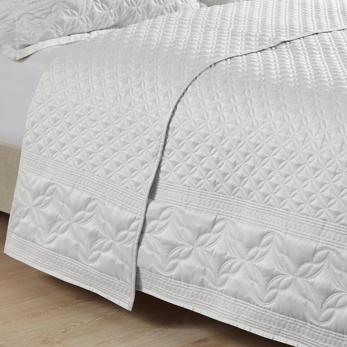 Alt View 1. Gracie Mills - Gracie Mills Carney 3-Piece Neoclassical-inspired Quilt Set - Grey.