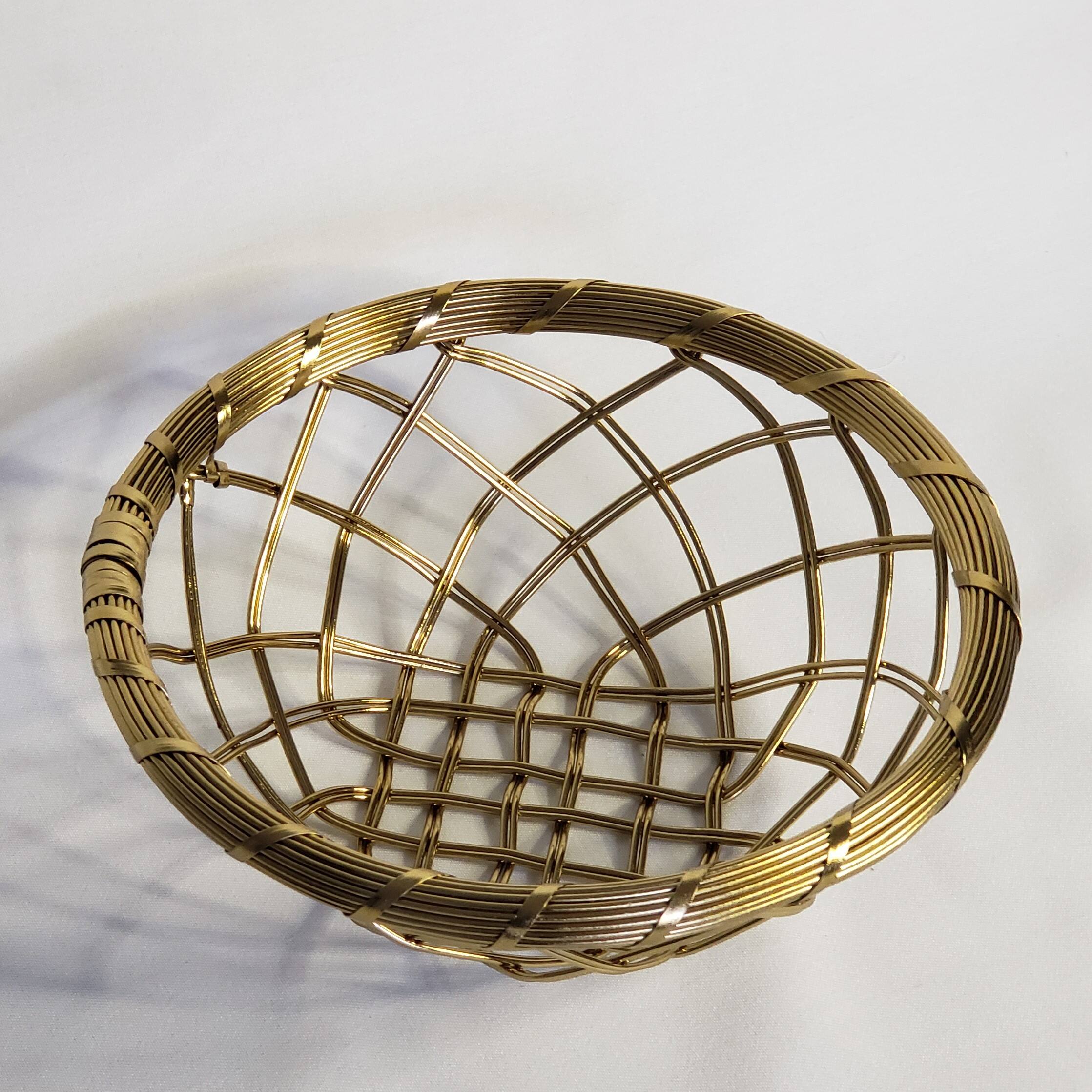 Angle. Jiallo - Gold Metallic 9" round basket - Gold.