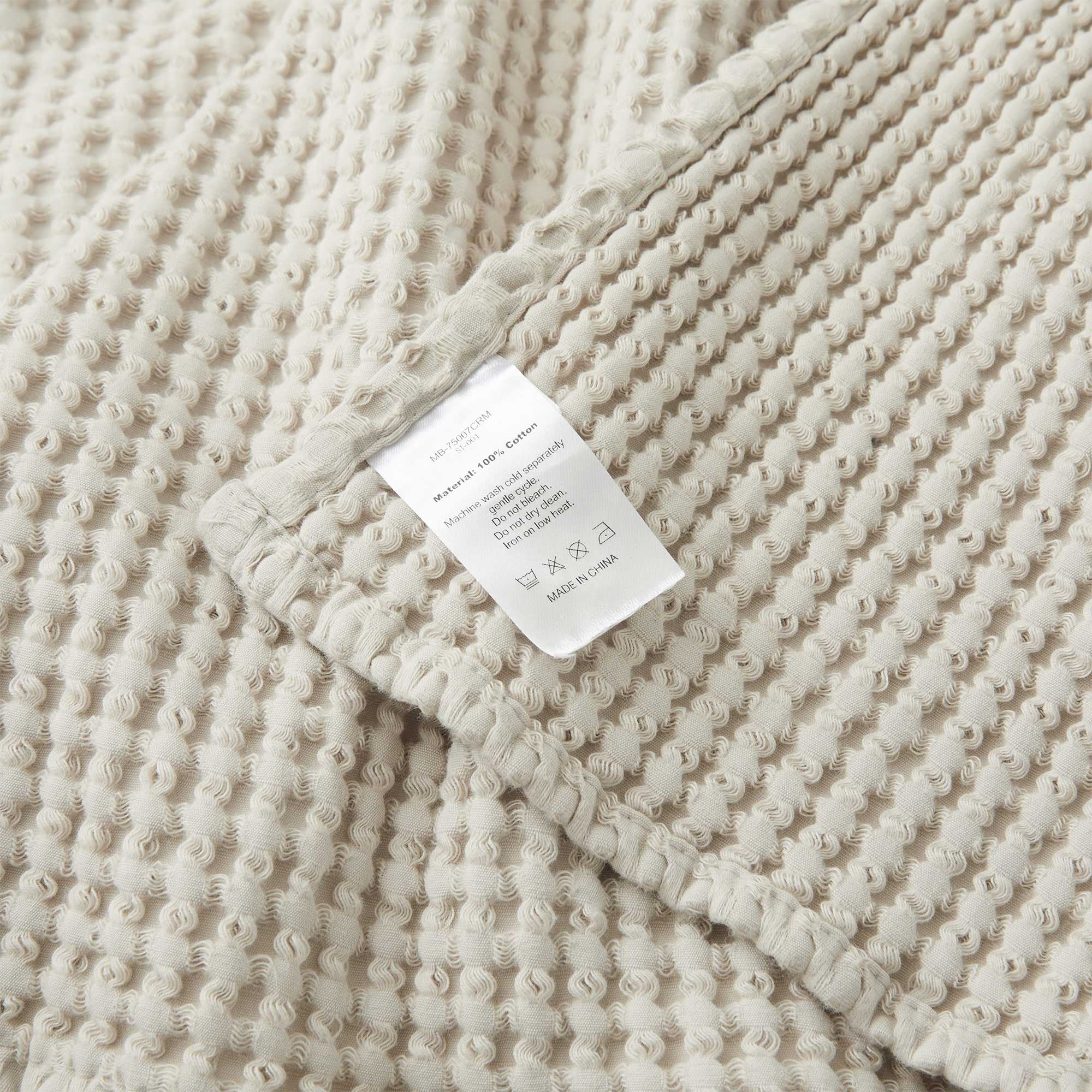 MB-75007CRM 51-001  
100% Cotton  
Material: cold cycle. your gentle bleach. clean. Machine & not dry MOJ heat. not uo 0g Iron  
MADE IN CHINA