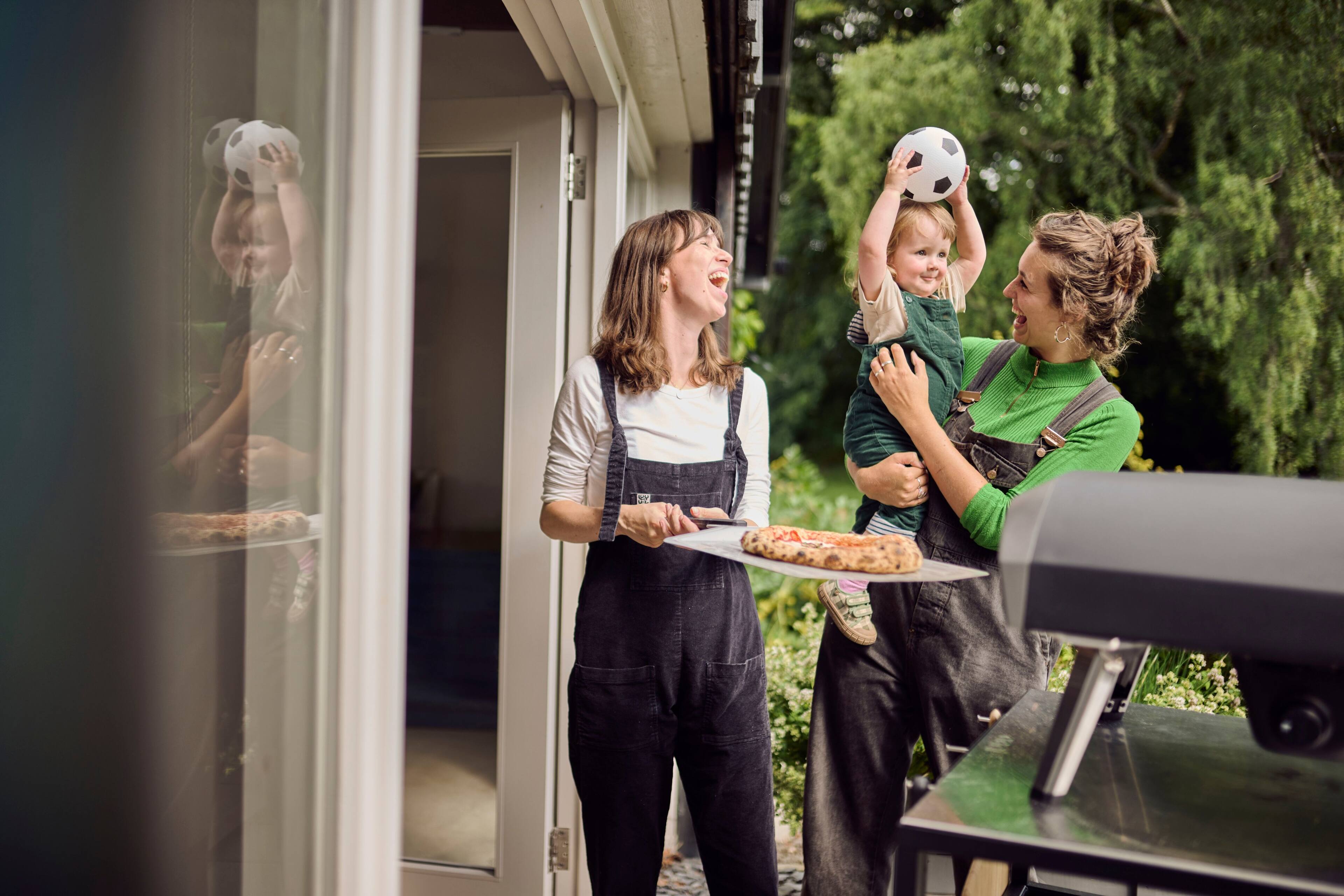 Alt View 28. Ooni - Koda 16 Gas-Powered Outdoor Pizza Oven - Black.