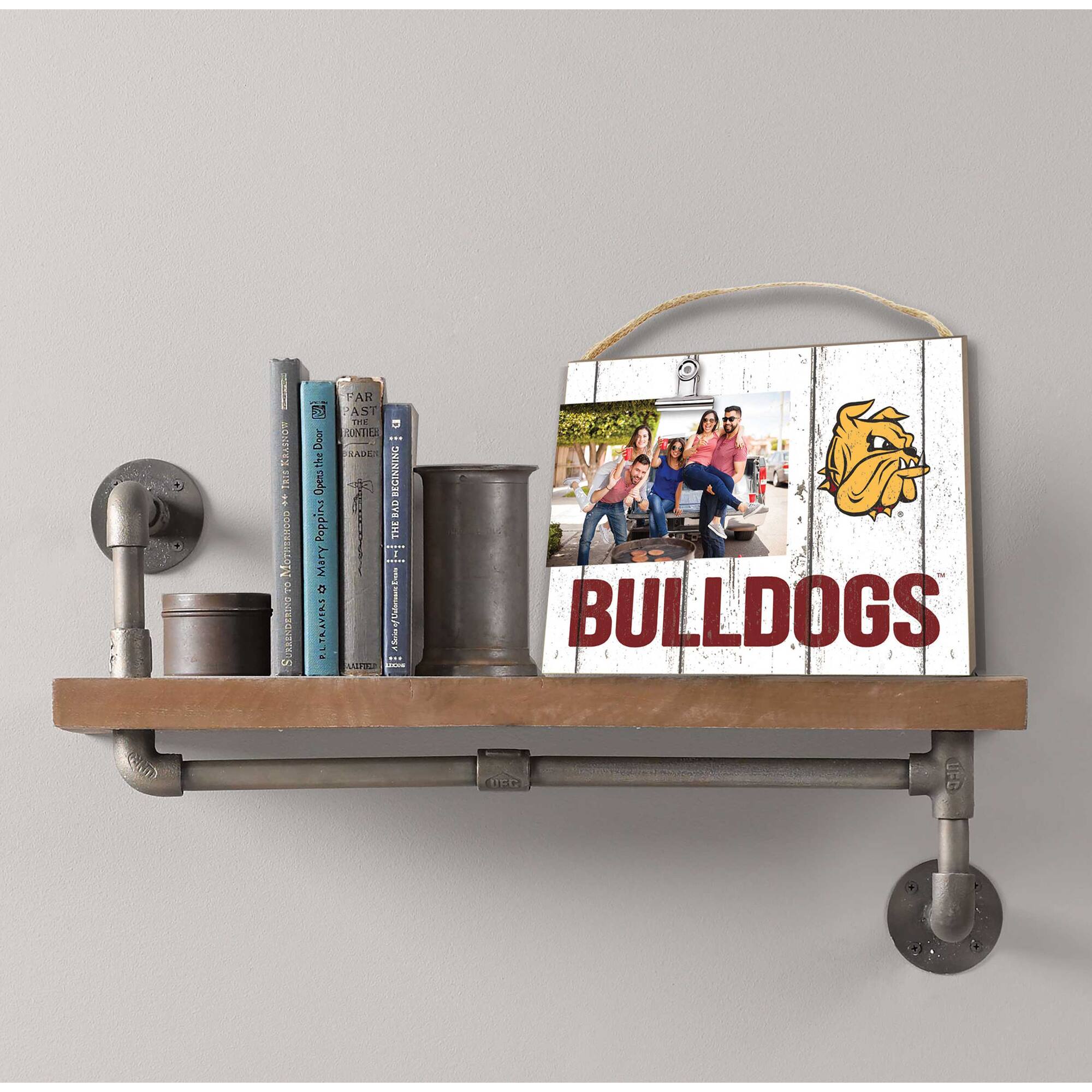 RES E: HER 1 SUKRENDERDO AR AST THE - FUNTIER Door RADE the Opena t BECINNINO OVE Poppir THE Mary I D P.LTRAVEAS Aae I BULLDOGS EC B