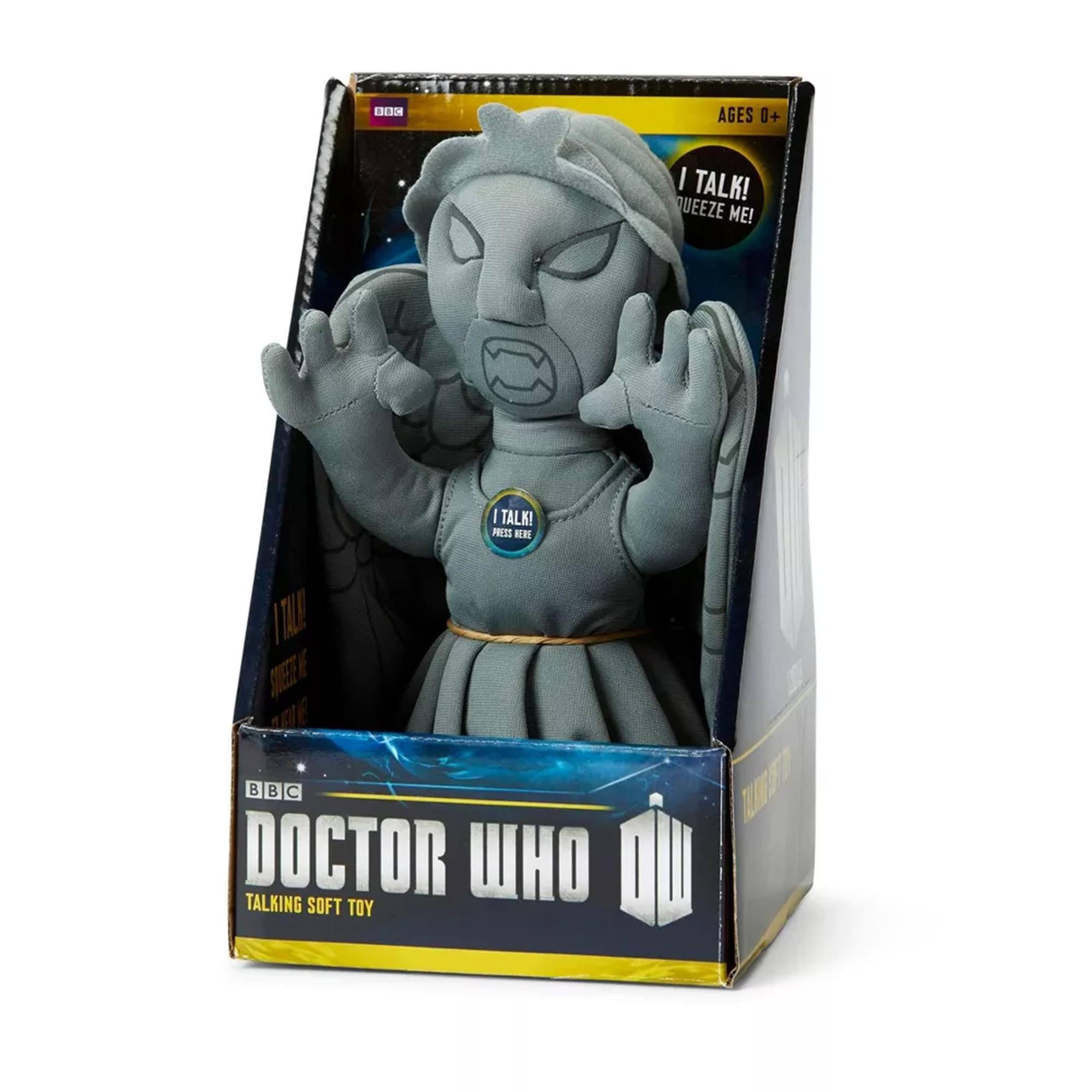 AGES 0+  
I TALK!  
QUEEZE ME!  
TALK!  
PRESS HERE!  

B C 5  
DOCTOR WHO  
TALKING SOFT TOY