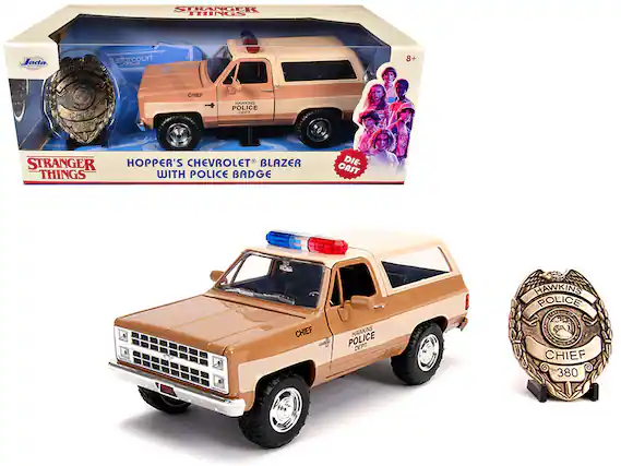 Sure, here is the corrected and grouped text from the image:
---
**Stranger Things**
**Jada starcourt**
**Hawkins Police Dept.**
**Hopper's Chevrolet Blazer with Police Badge**
**Die-Cast**
**Chief 380**
**Hawkins Police Dept.**
**Chief**
**380**
---
This text is taken from the packaging and the toy itself.